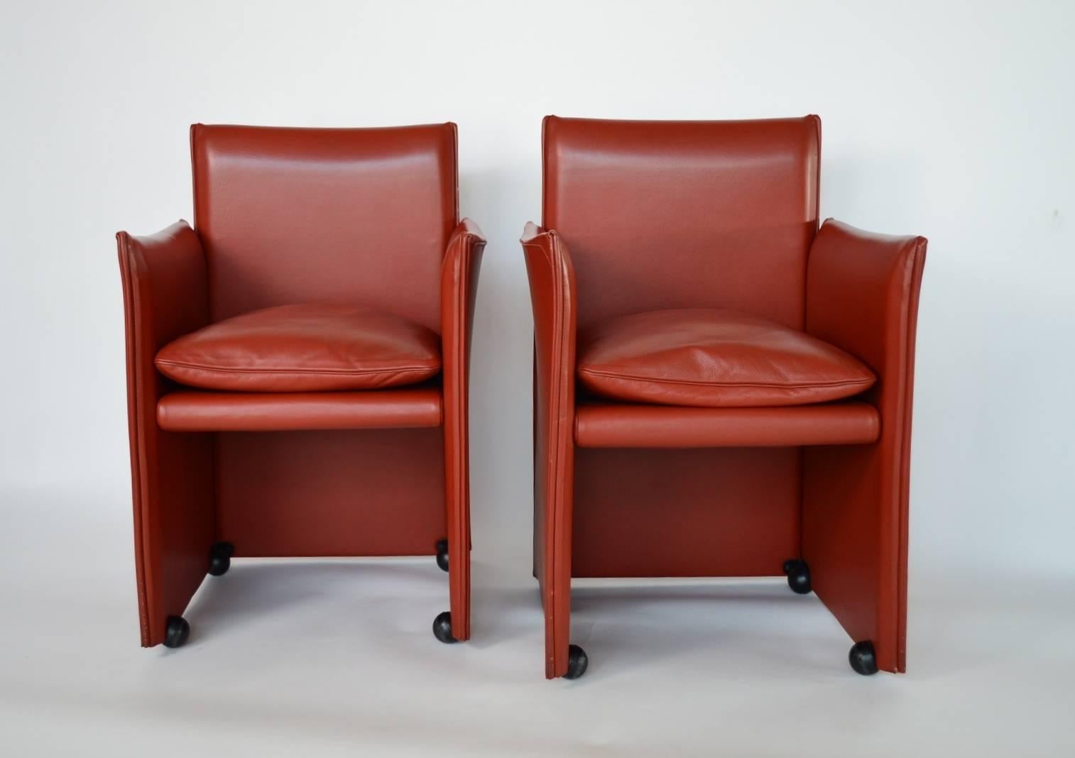 A wonderful pair of lounge chairs designed by Mario Bellini and manufactured by Cassina, Italy, in the 1980s. The design is from the 1970s.
Best craftsmanship with leather as soft as butter.
The soft down-filled cushions, the rollers and the