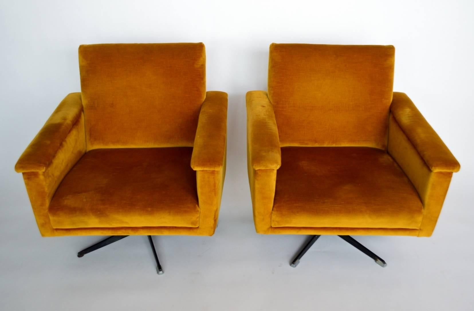 Beautiful set of two vintage Swiss swivel club chairs or lounge chairs with strong star-shaped base.
The form is a typical 