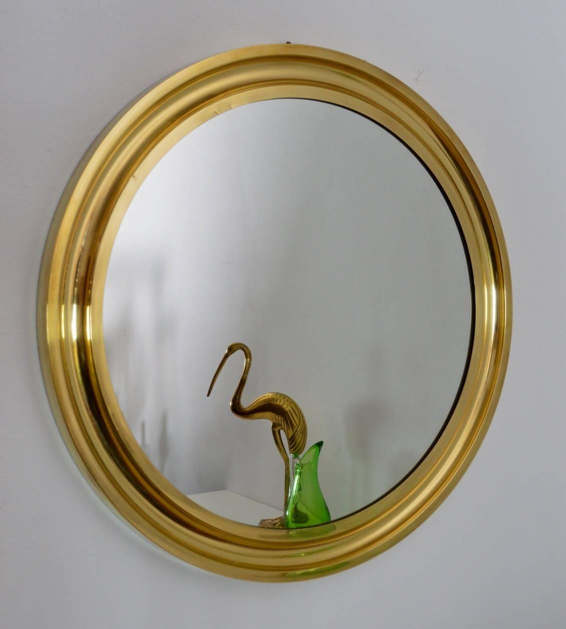 1970s Regency Italian Brass Circular Wall Mirror In Excellent Condition In Morazzone, Varese