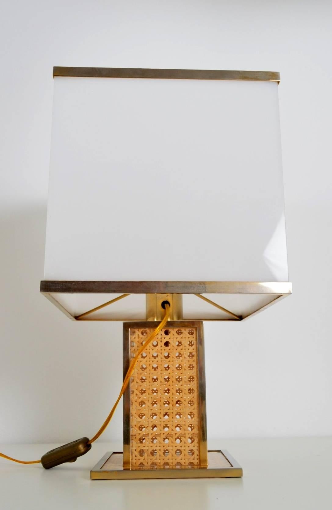 Italian Regency Brass, Lucite and Cane Table Lamp with Acrylic Lampshade, 1960s In Excellent Condition In Morazzone, Varese