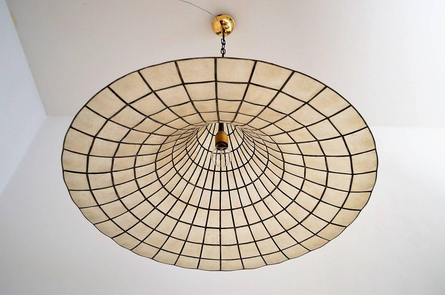 Gorgeous pendant lamp with countless mother-of-pearl or nacre pieces and brass details forming a hugh magic hat.
Stunning piece, checked and cleaned.
Excellent condition with normal signs of wear and use.