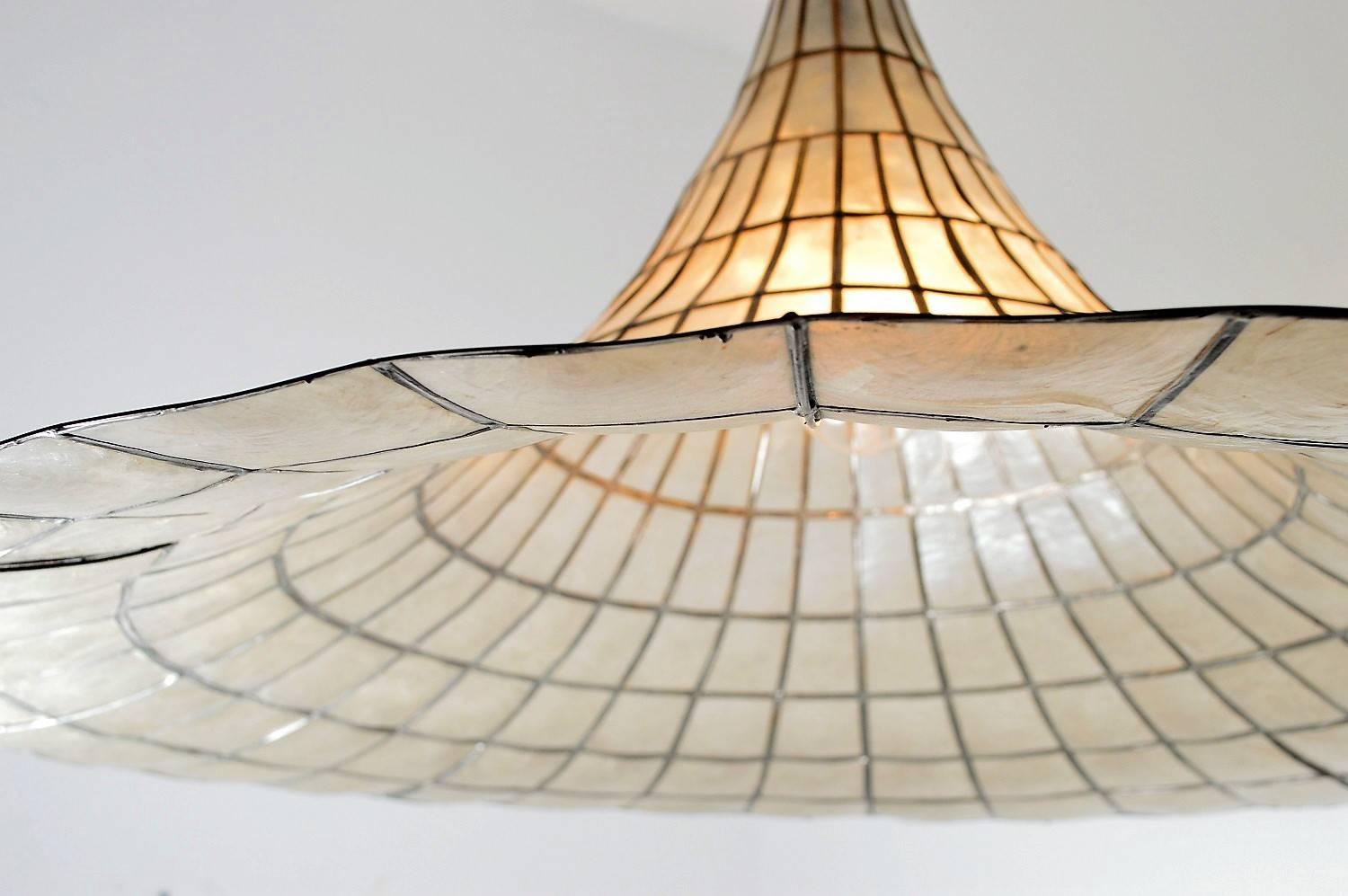 Hugh Nacre or Mother-of-Pearl and Brass Pendant Lamp, Italy, 1960 In Good Condition In Morazzone, Varese