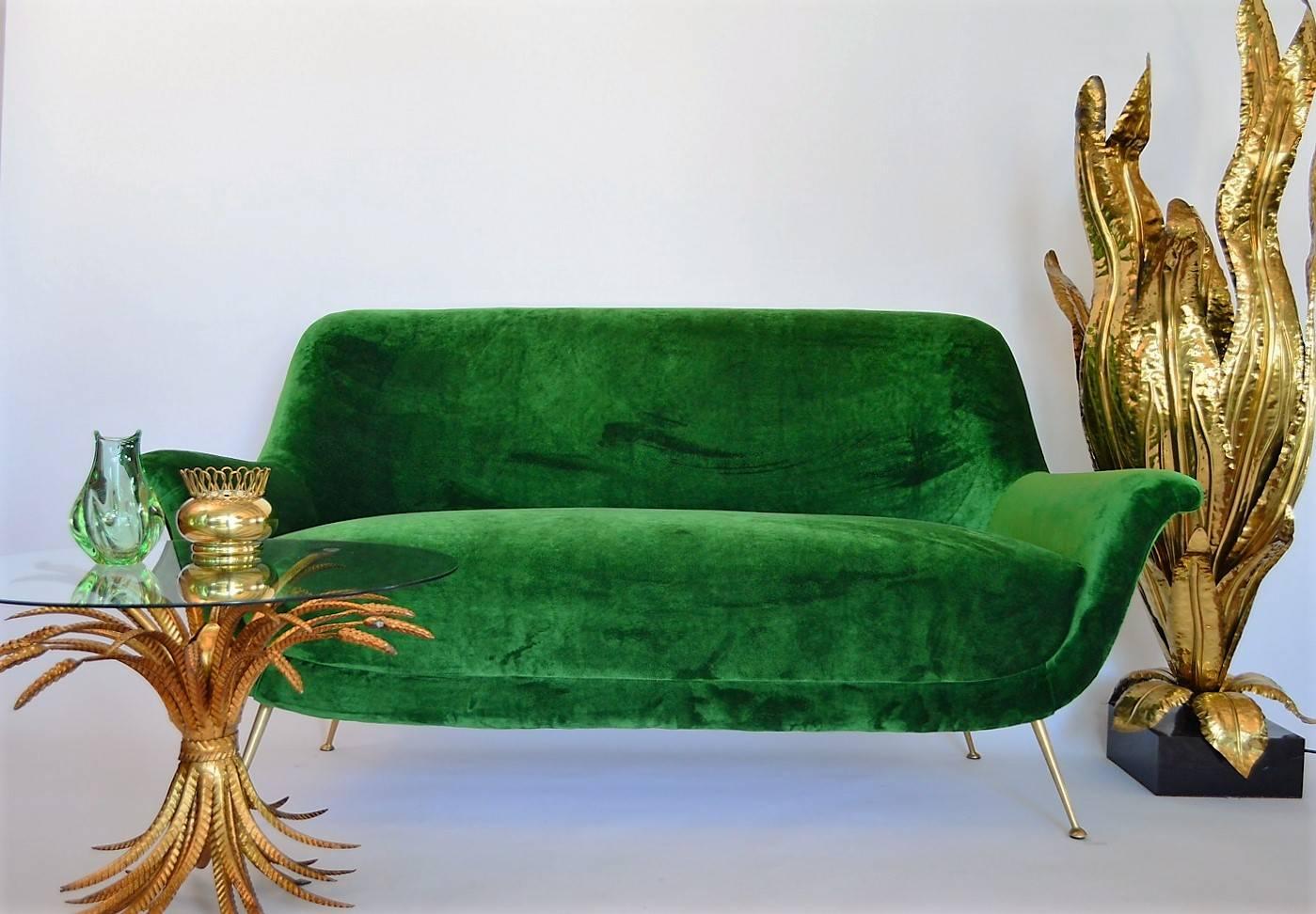 Gorgeous emerald green Italian sofa original from the 1950s.
Equipped with the original stiletto brass feet, which have been polished to shine again.
Internally completely restored with high quality material and externally reupholstered with soft