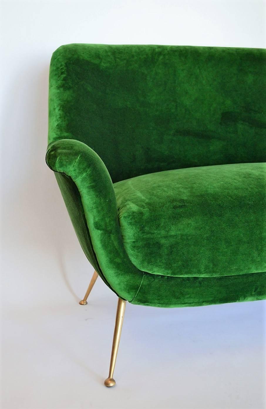 Magnificent Italian Mid-Century Sofa Reupholstered with Emerald Velvet, 1950s In Excellent Condition In Morazzone, Varese