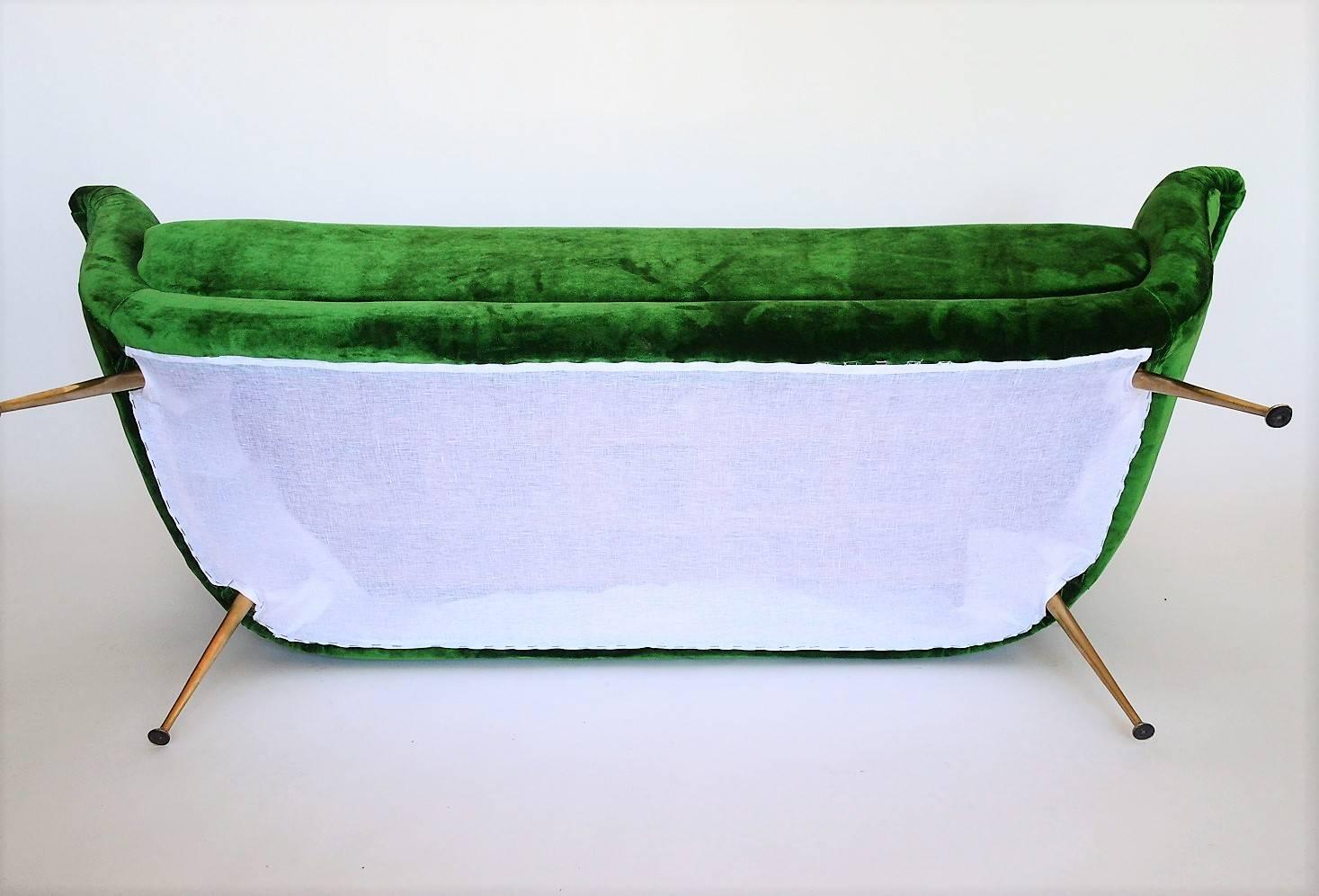 Magnificent Italian Mid-Century Sofa Reupholstered with Emerald Velvet, 1950s 3