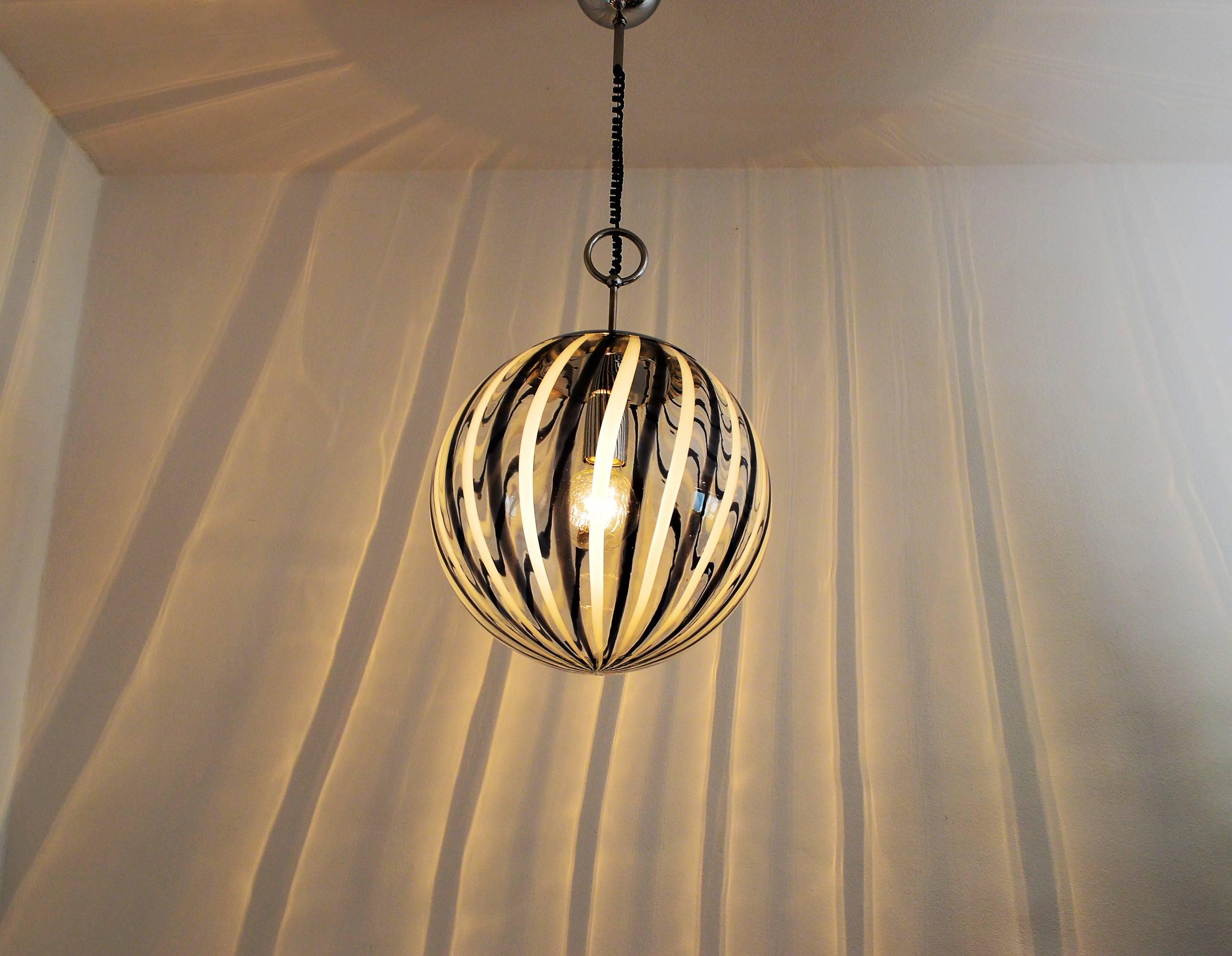 Murano Black and White Glass Globe Pendant Light, 1970s In Excellent Condition In Morazzone, Varese