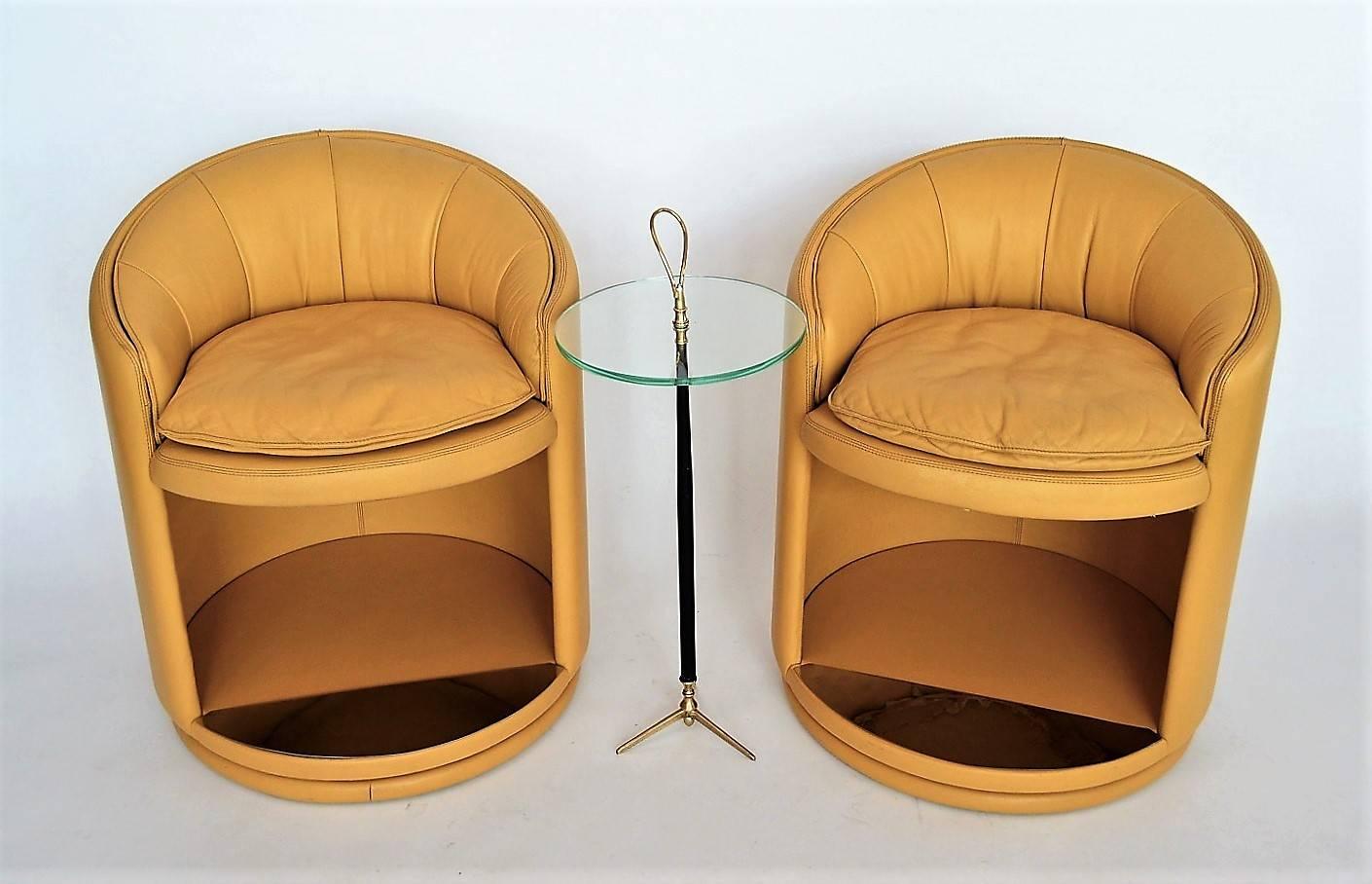 Two beautiful design swivel chairs in a delicate mustard-yellow / beige soft leather; all seams are impeccably preserved.
The chairs rotate perfectly on the basis of the integrated ball bearing between the two lower round base plates (see