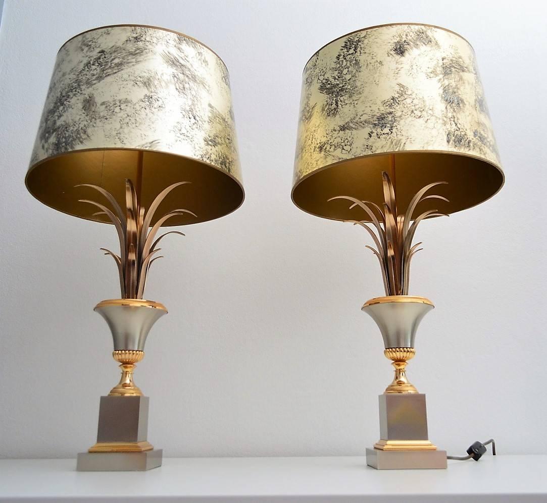 Beautiful pair of elegant table lamps in original vintage condition, with original lamp shades.
The lamps are manufactured by French Maison Charles during the 1960s in the glamorous Regency style.
Both lamps as well as the lamp shades are in