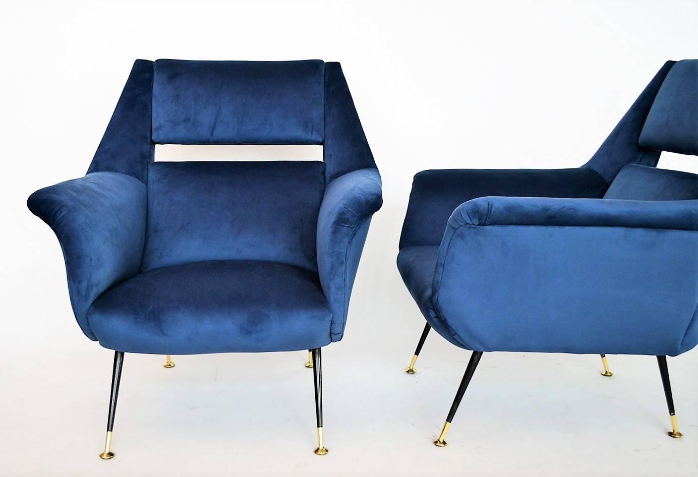 Beautiful and very comfortable pair of Italian midcentury armchairs or lounge chairs, original of the 1950s with stiletto feet and soft velvet.
A very special shape with the cavity in the backrest.
Designed from Gigi Radice, produced from Minotti,