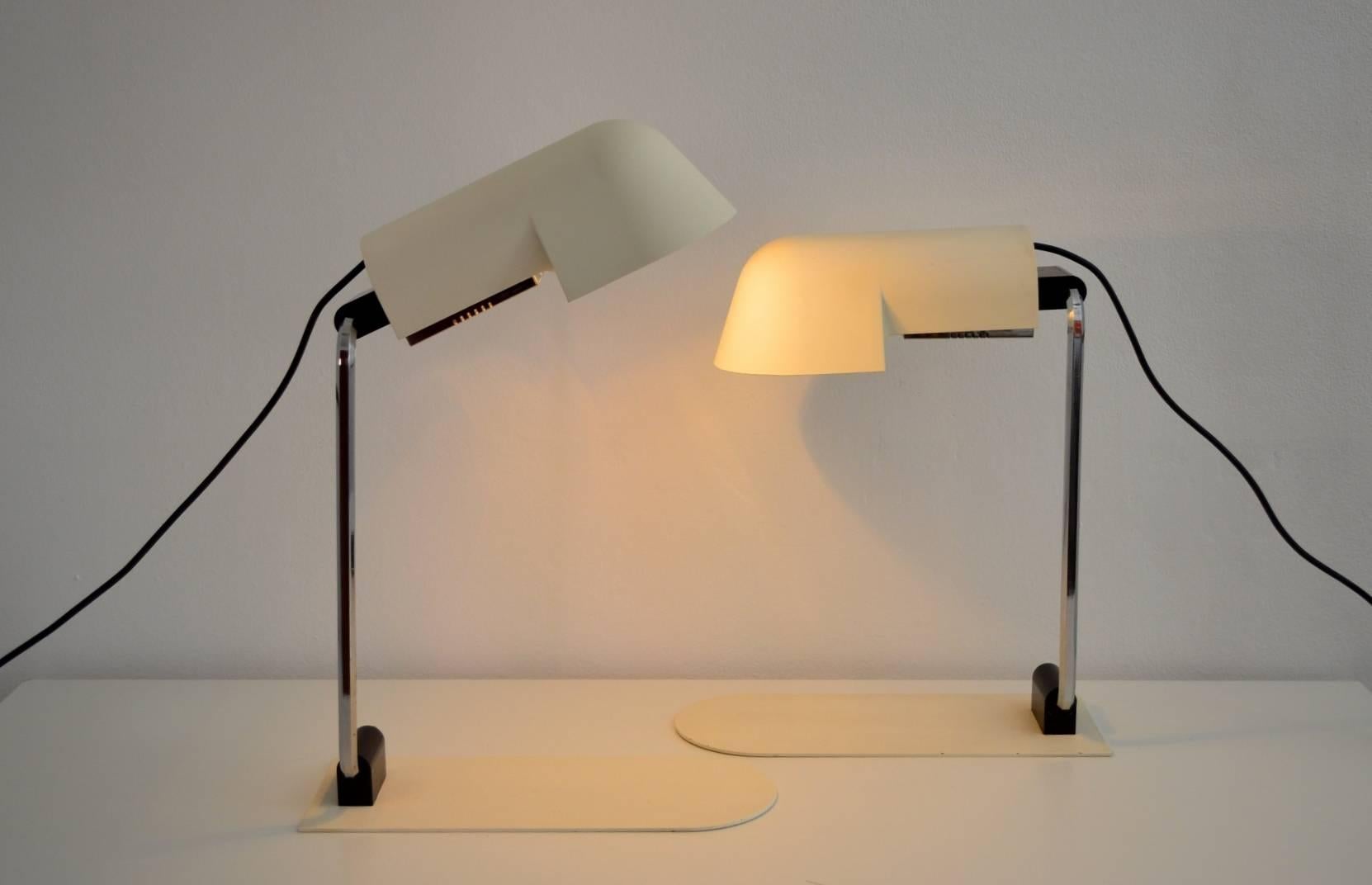 Set of two Space Age table lamps or desk lamps, Made in Italy ca. 1975 from LUCI Illuminazione.
Designers: Danilo and Corrado Aroldi.
Each lamp can be set differently in height and angle.
Beautiful in technique and aesthetics.
The material is