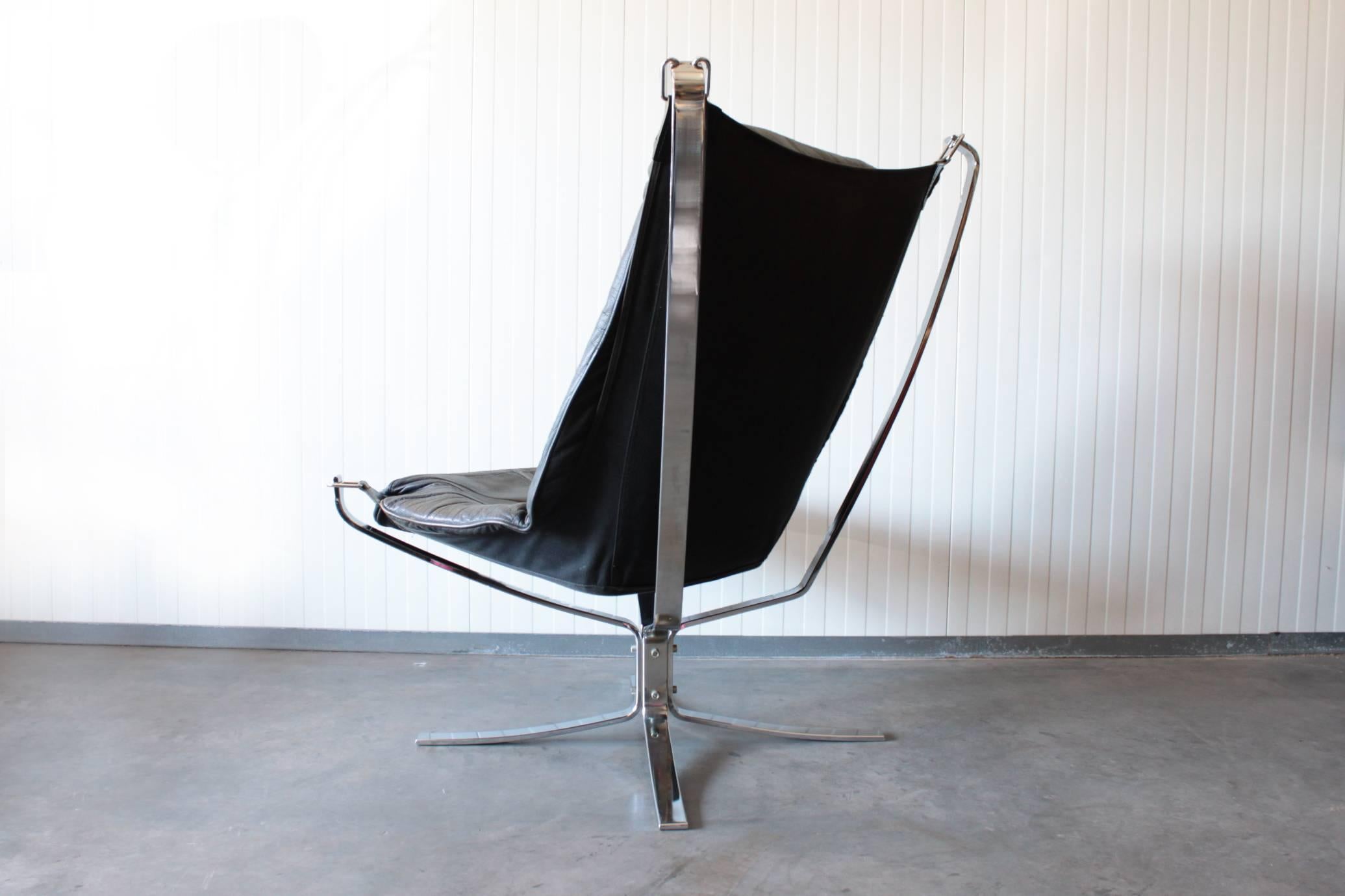 This lounge chair was designed by Sigurd Resell for Vatne Møbler in Norway during the 1970s. The chair features a chrome-plated steel foot and frame with a canvas under layer and leather cushion seating. The item is in good vintage condition with