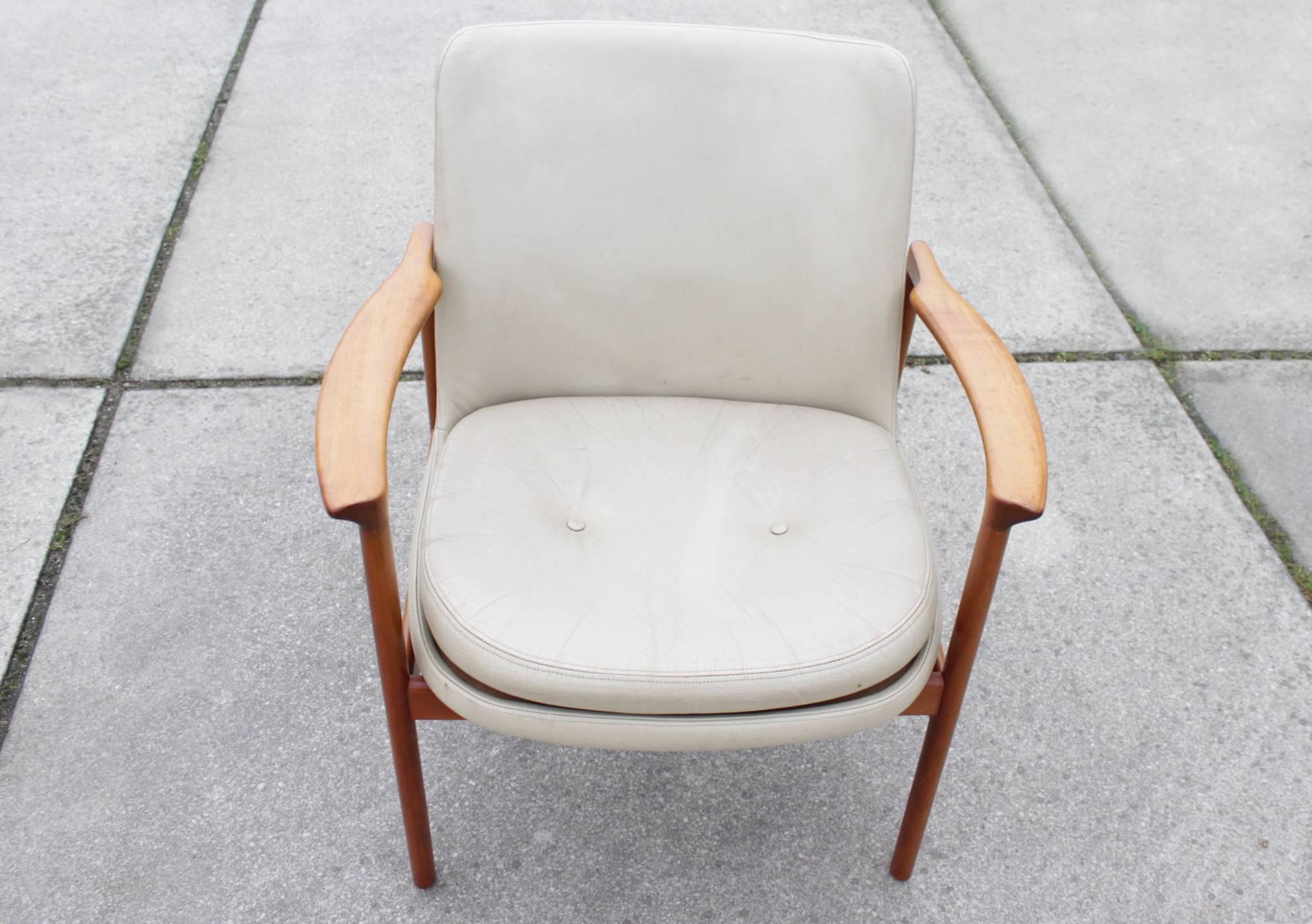 This very beautiful piece is made of rosewood and has original off-white leather seating. The leather has used patina. This classic Scandinavian piece is very easy to adjust to any interior. Conference chair has the characteristics of the iconic