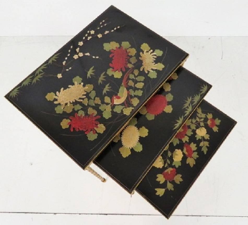 Französische Chinoiserie-Stapeltische aus Messing im Maison-Bagues-Stil in Bambusimitat (20. Jahrhundert) im Angebot