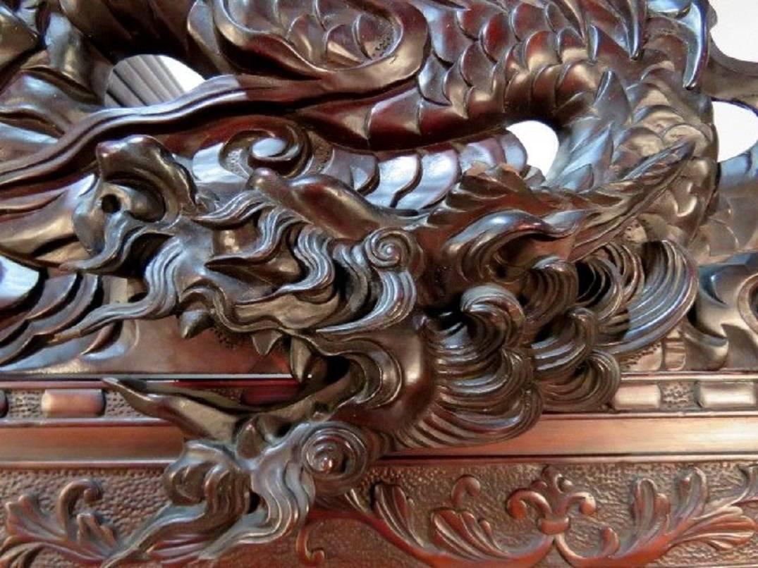 Antique Chinese Figural Carved Curio Cabinet In Good Condition In Swedesboro, NJ