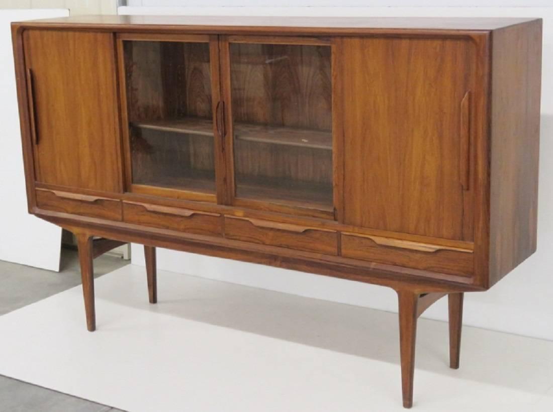 Danish Modern Sliding Door Sideboard Bar Cabinet In Good Condition In Swedesboro, NJ