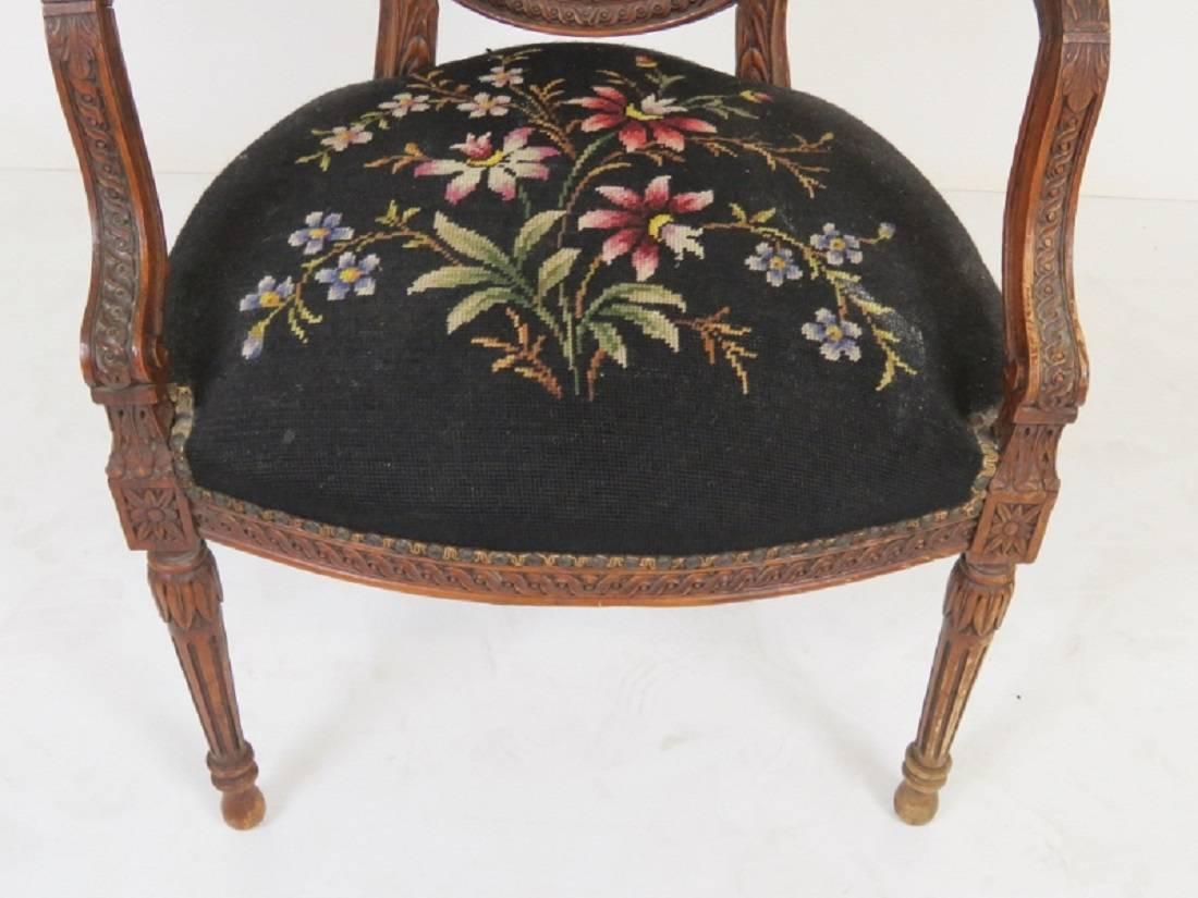Louis XVI Style Carved Walnut Fauteuil Armchair In Good Condition In Swedesboro, NJ