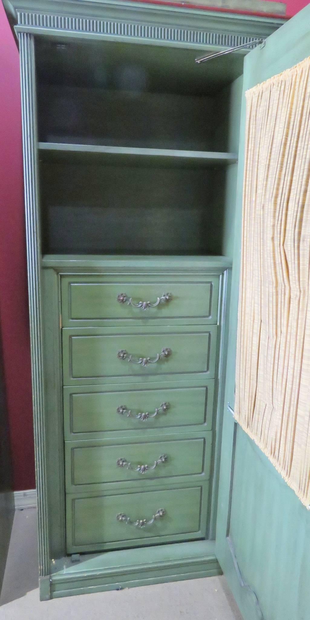 Pair of Italian Style Painted Cabinets In Good Condition In Swedesboro, NJ