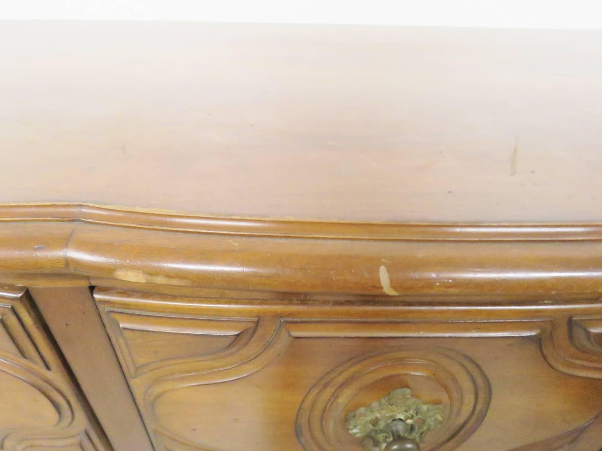 Pair of Auffray Style Carved Walnut Louis XV Commodes Dressers In Good Condition For Sale In Swedesboro, NJ