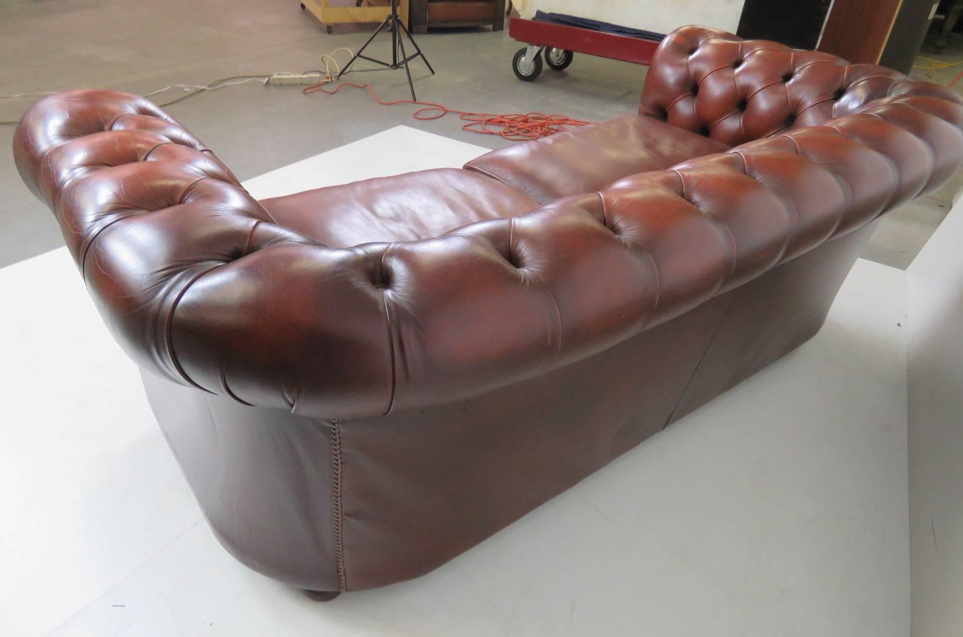 Antique English Leather Chesterfield Sofa In Good Condition In Swedesboro, NJ