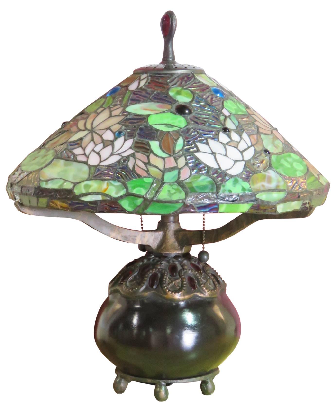 Tiffany Style Leaded Glass Shade Table Lamp In Good Condition In Swedesboro, NJ