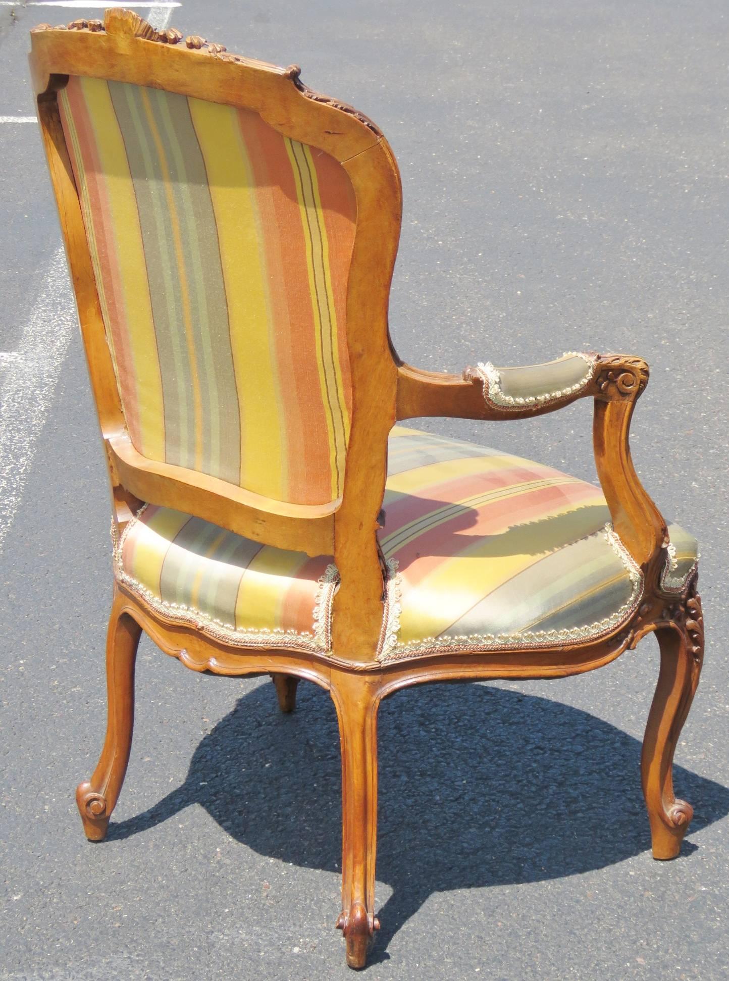 Pair of Louis XVI Style Carved Walnut Fauteuils Arm Chairs In Good Condition In Swedesboro, NJ