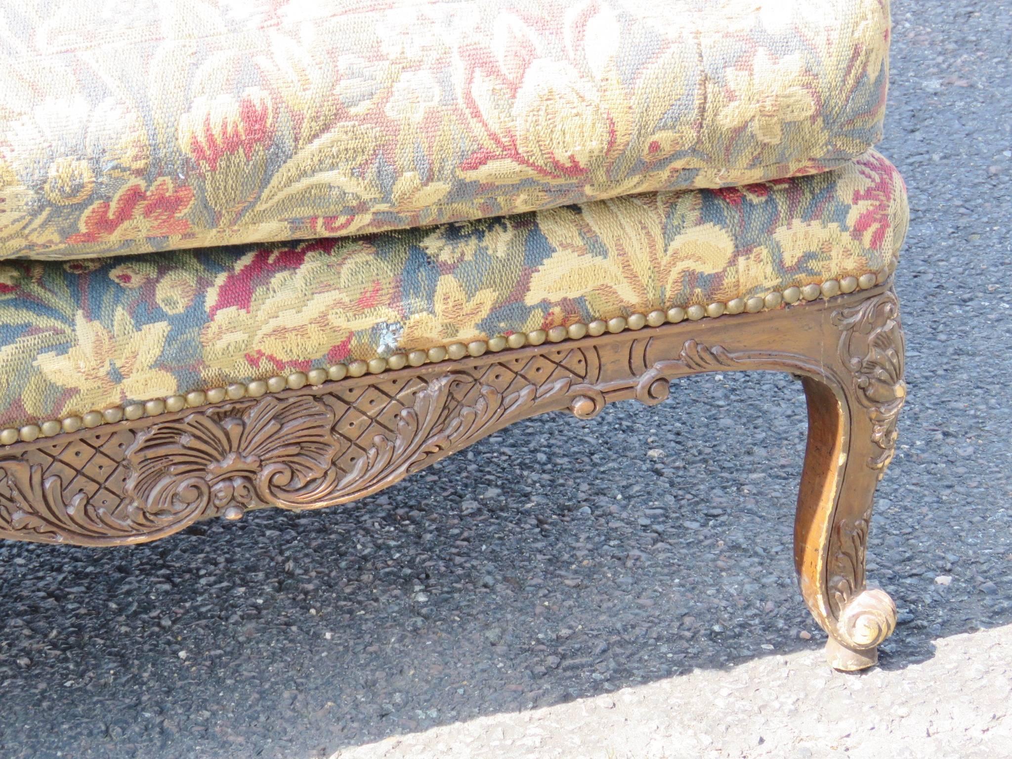 geschnitzter Wandteppich im Louis-XVI.-Stil, gepolstertes Sofa aus Nussbaumholz im Angebot 1