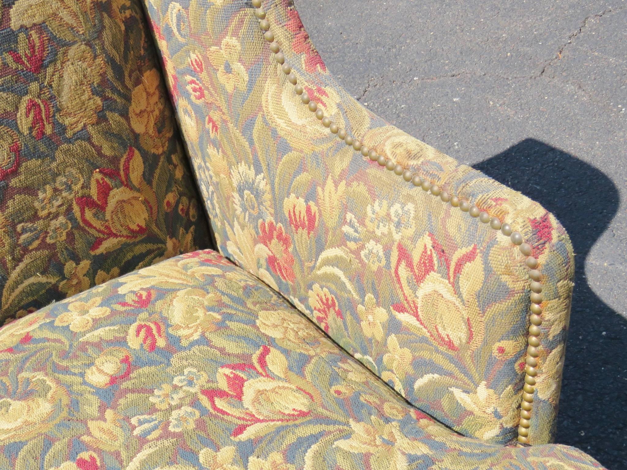 geschnitzter Wandteppich im Louis-XVI.-Stil, gepolstertes Sofa aus Nussbaumholz (Walnuss) im Angebot