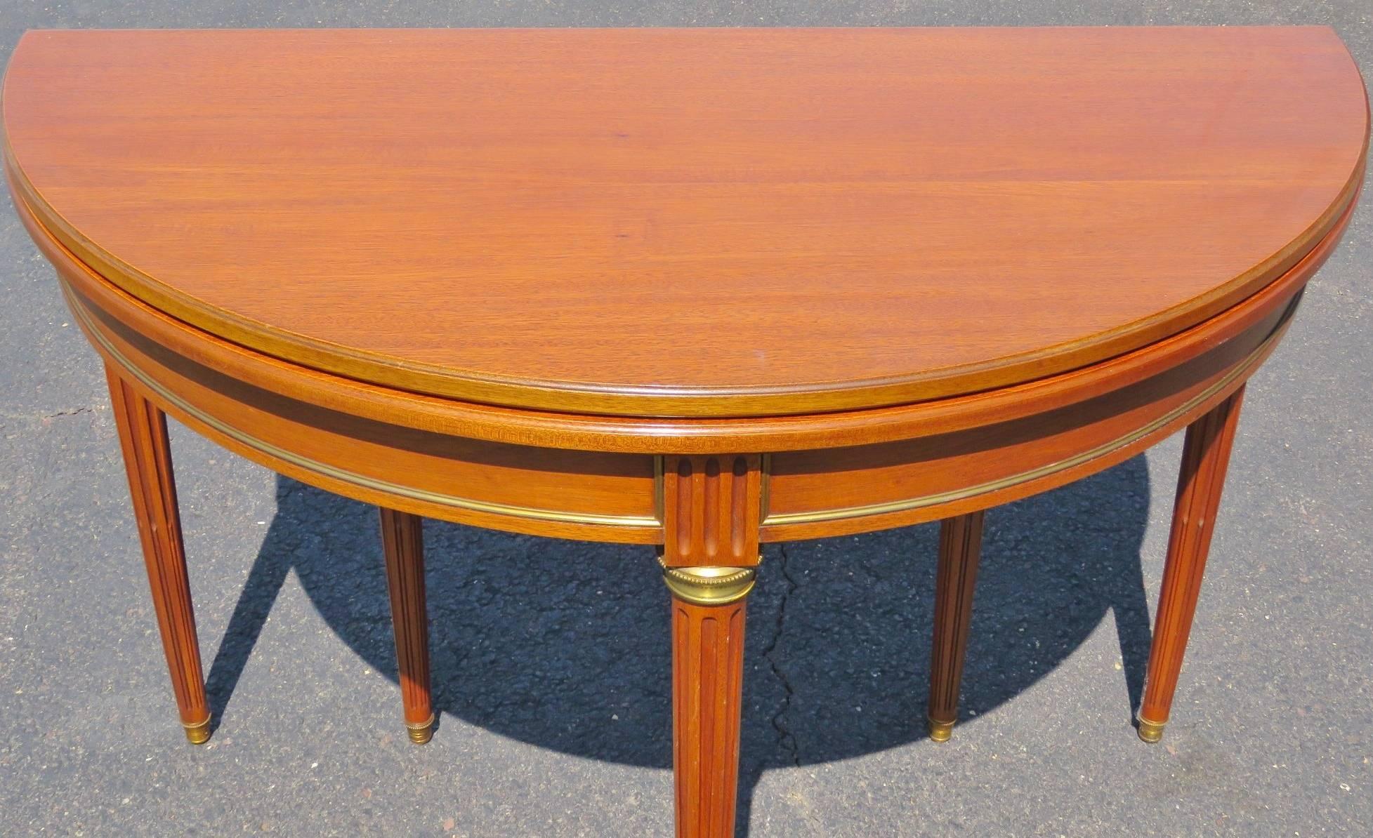 Französisch Directoire Stil Messing Ormolu montiert Nussbaum Demilune Konsole Sofa Tisch  (20. Jahrhundert) im Angebot