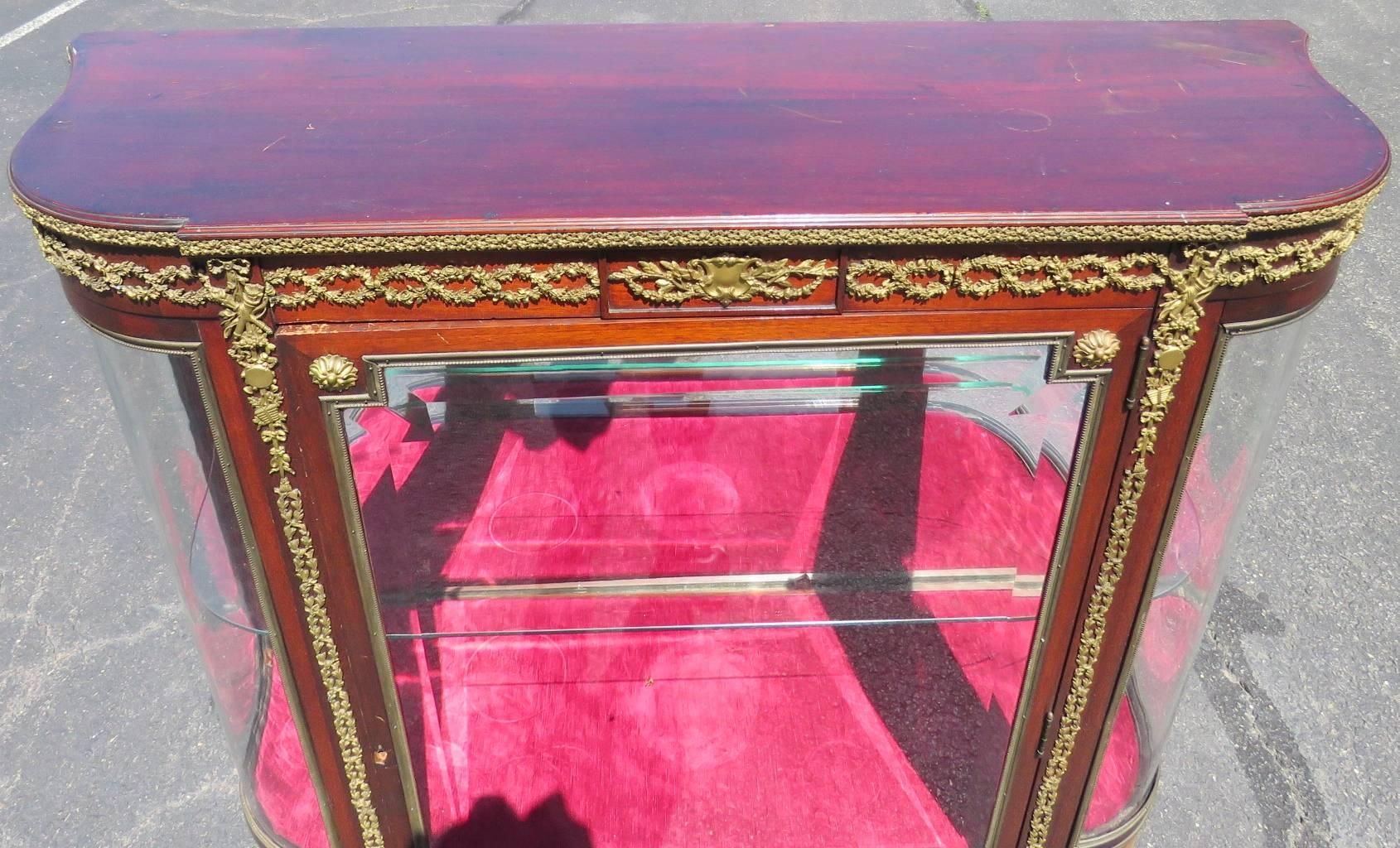 Louis XVI Style Vernis Martin Style Display Cabinet In Good Condition In Swedesboro, NJ