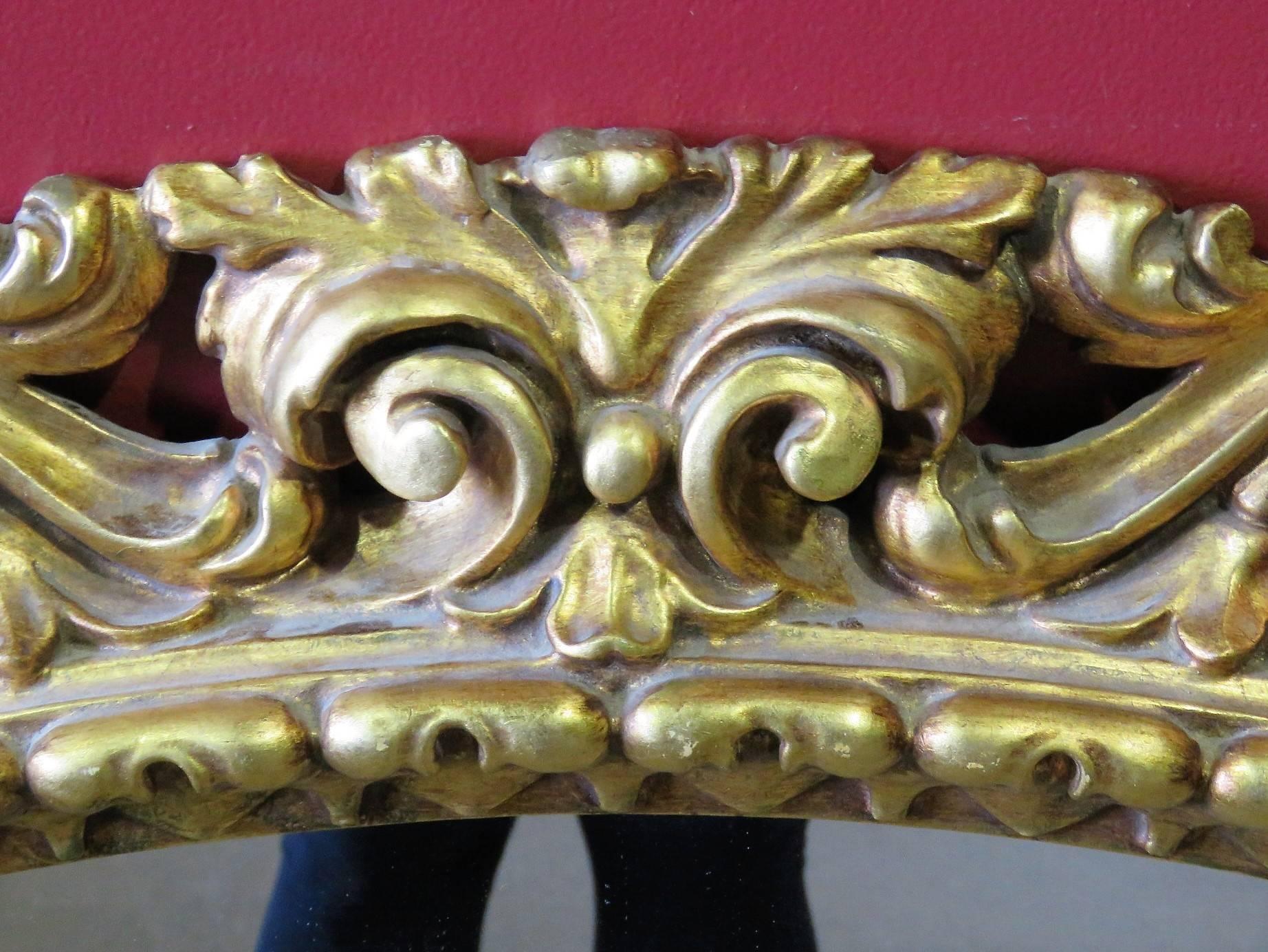 Gilt Carved Hanging Wall Mirror In Good Condition For Sale In Swedesboro, NJ