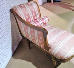Petite banquette de jour en noyer sculpté de style Régence de Jansen