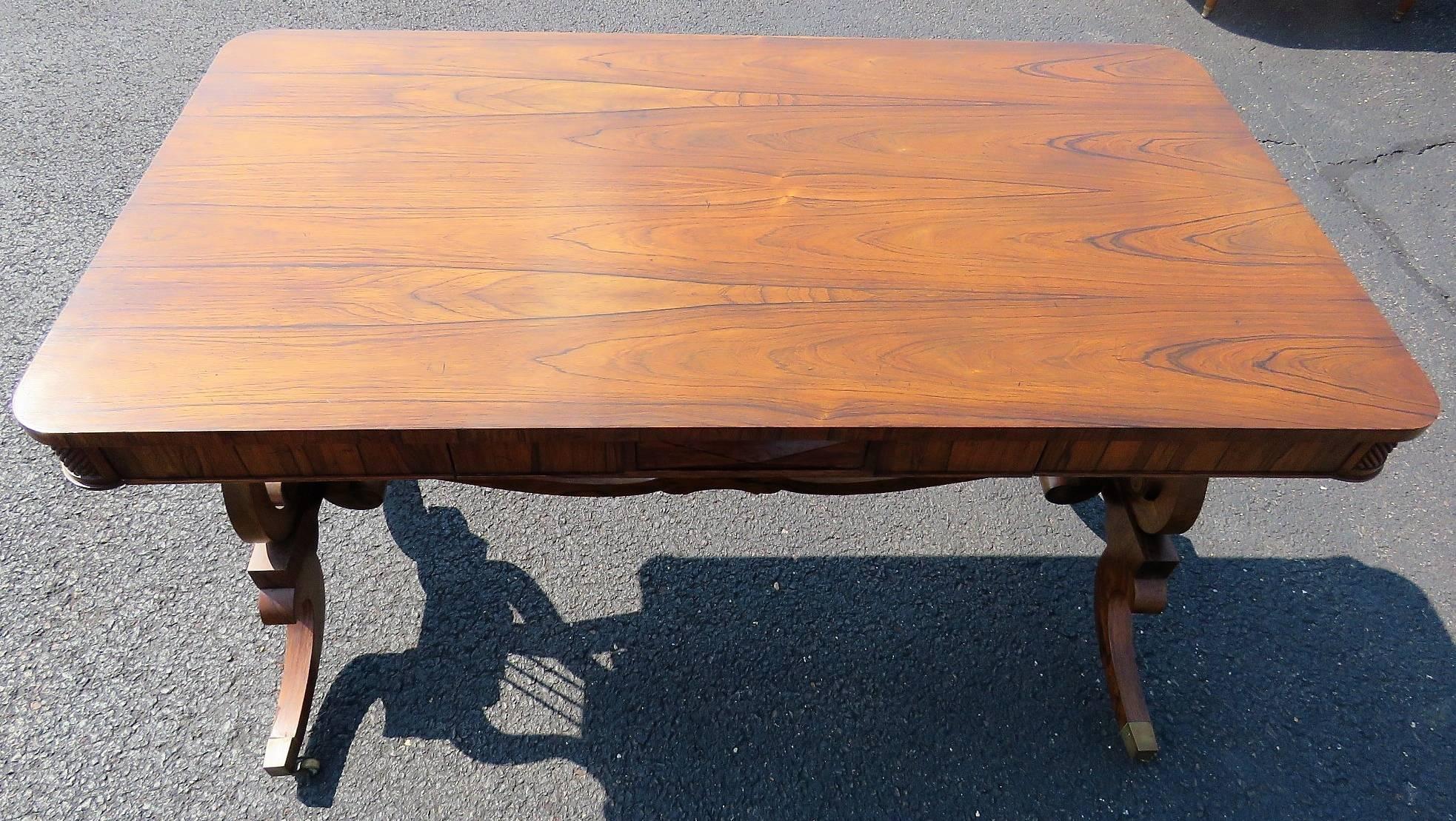 20ième siècle Table de salon console en palissandre à support en lyre de style Régence anglaise  en vente