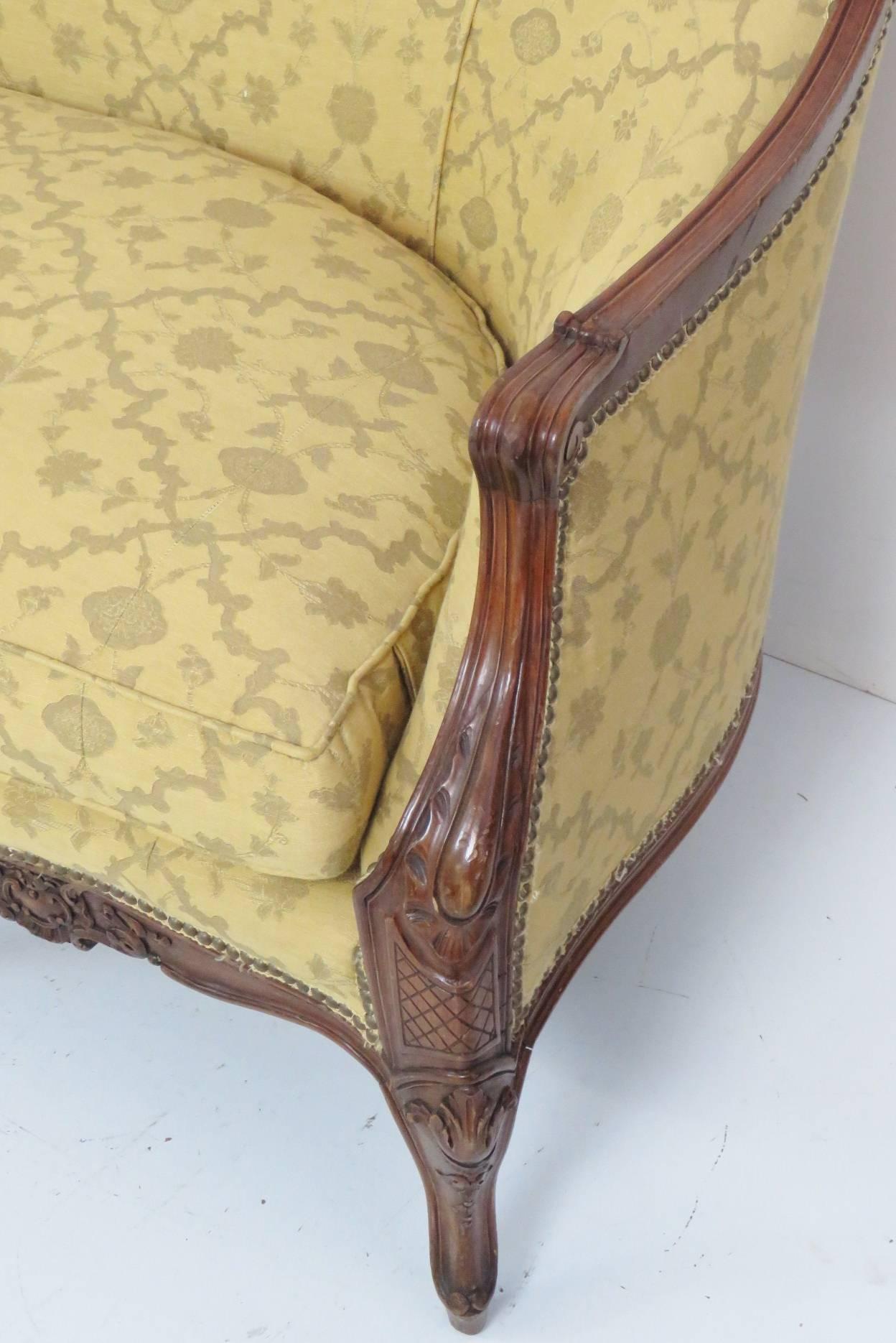 Louis XV Style Carved Walnut Sofa In Good Condition In Swedesboro, NJ