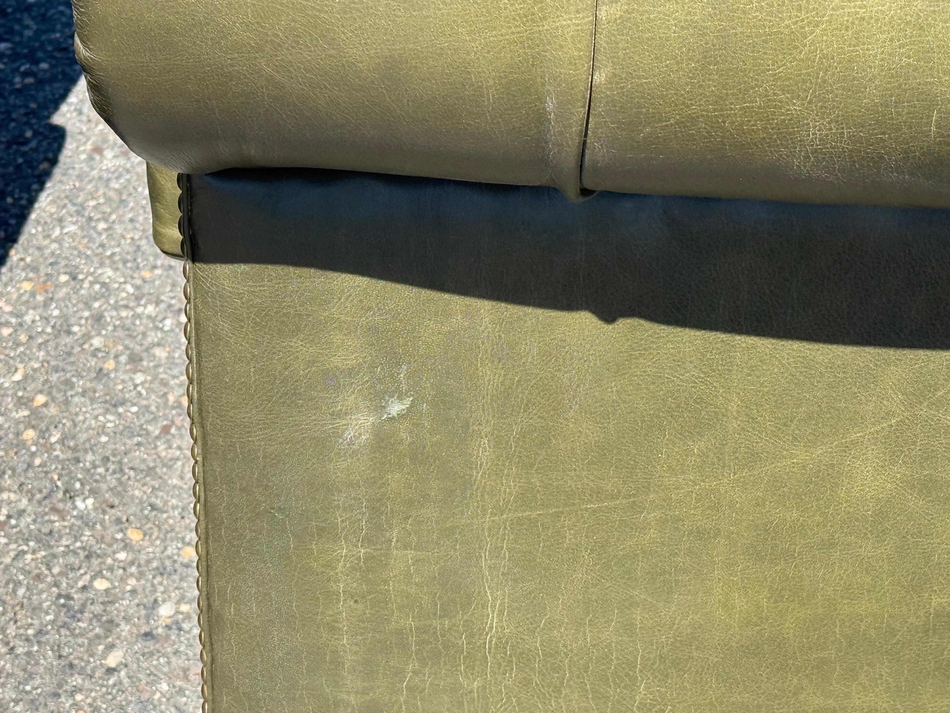 Fauteuils club Chesterfield en cuir véritable vert olive fabriqués sur mesure à l'anglaise en vente 8