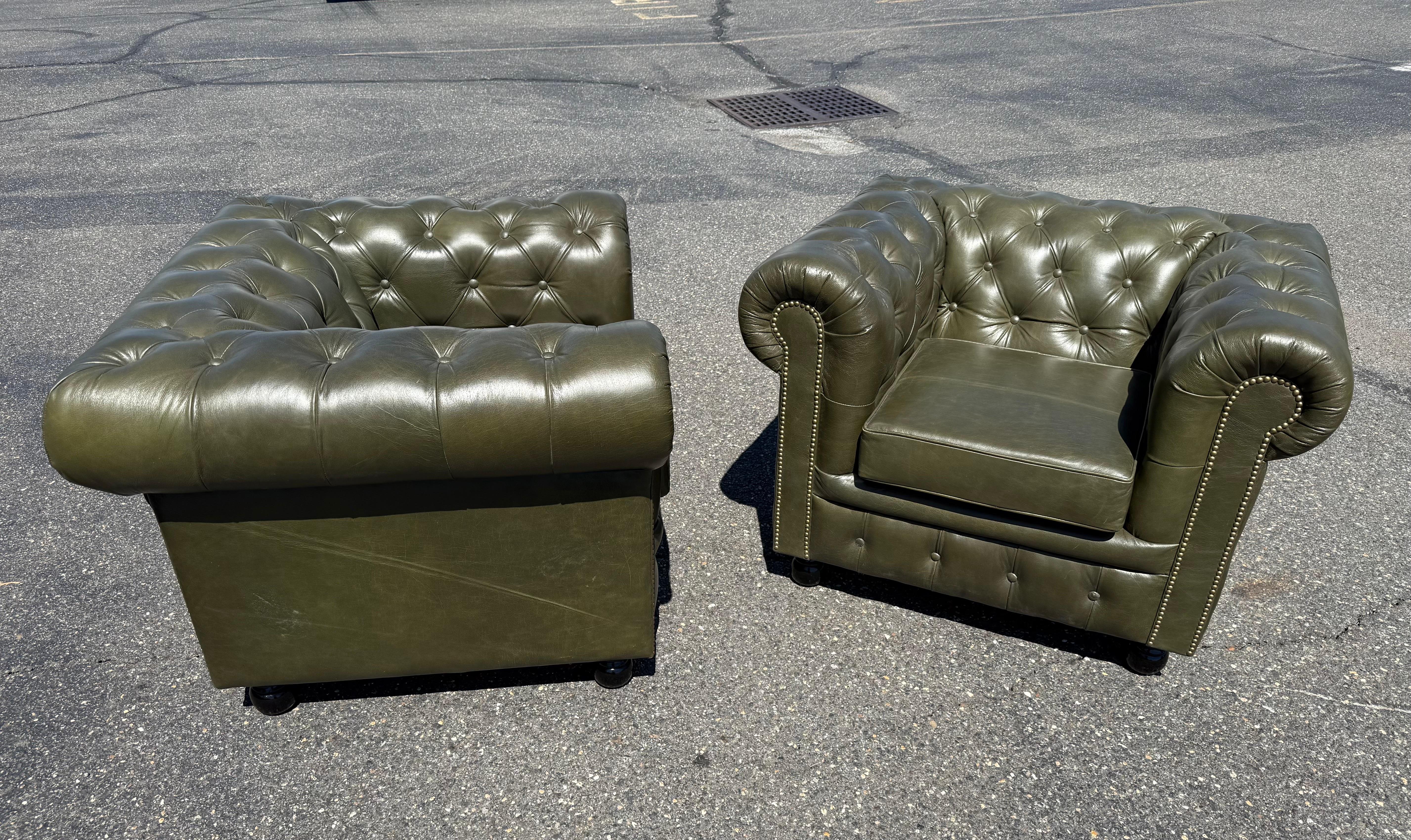 Fauteuils club Chesterfield en cuir véritable vert olive fabriqués sur mesure à l'anglaise en vente 13