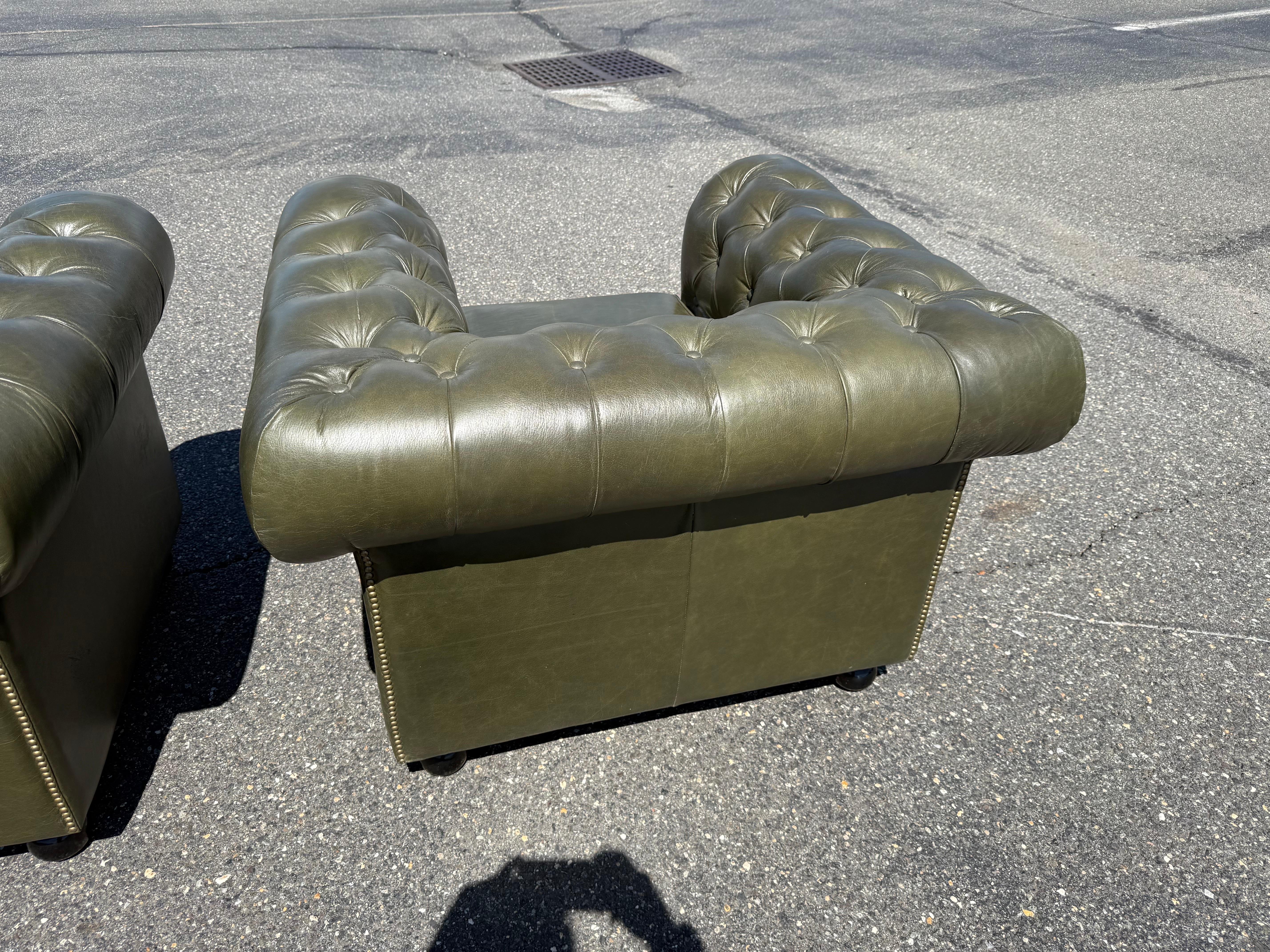 Fauteuils club Chesterfield en cuir véritable vert olive fabriqués sur mesure à l'anglaise en vente 15