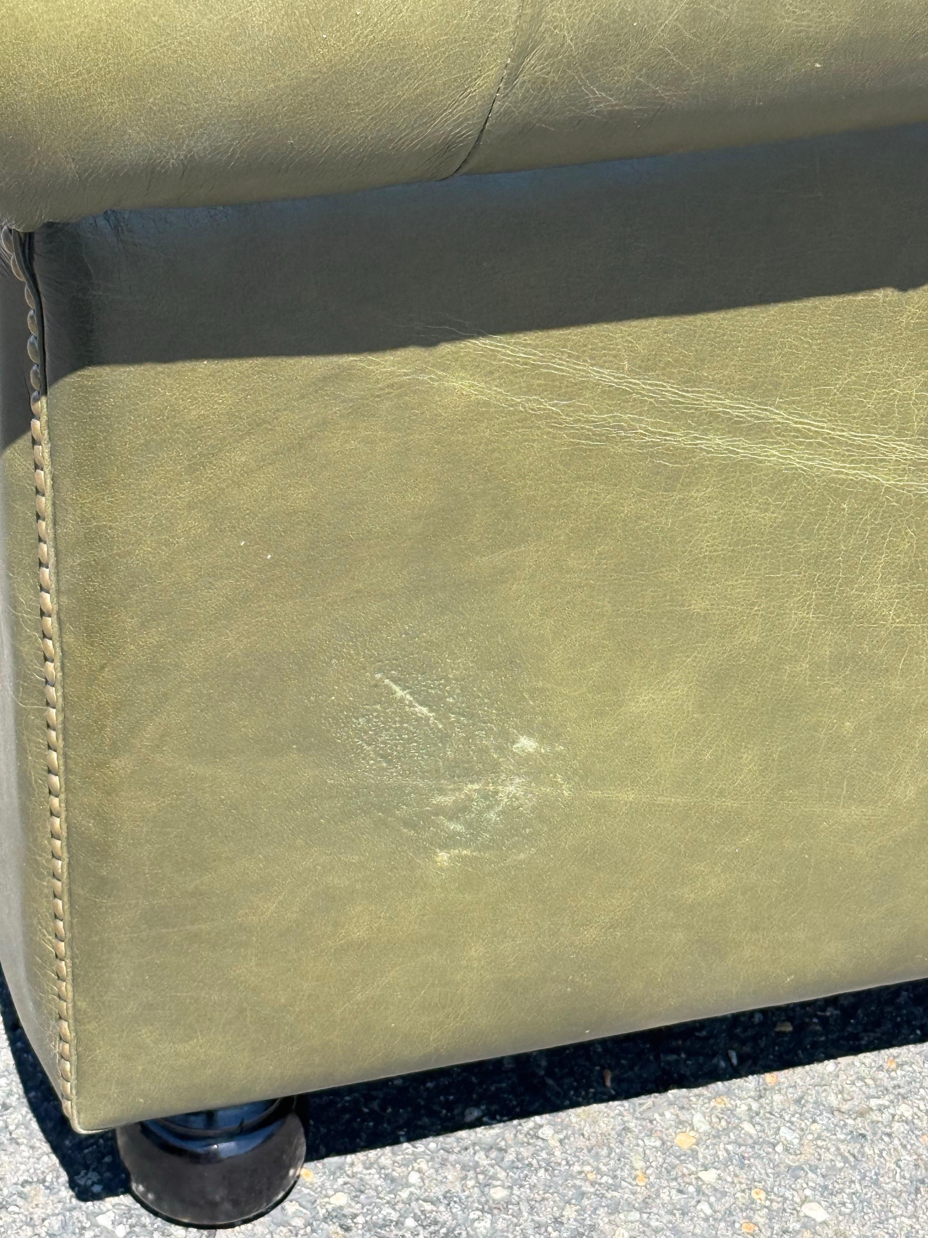 Fauteuils club Chesterfield en cuir véritable vert olive fabriqués sur mesure à l'anglaise en vente 17