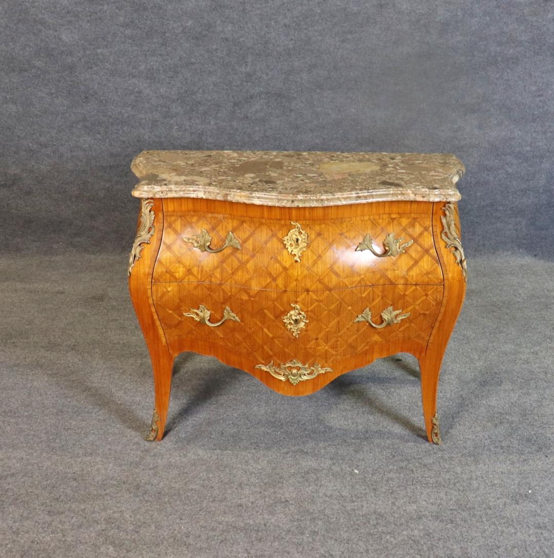 Commode signée Jansen à dessus de marbre et montures en bronze. 2 Tiroirs, Montures en bronze, Dessus en marbre, Bois marqueté.

Dimensions :  33 3/4
