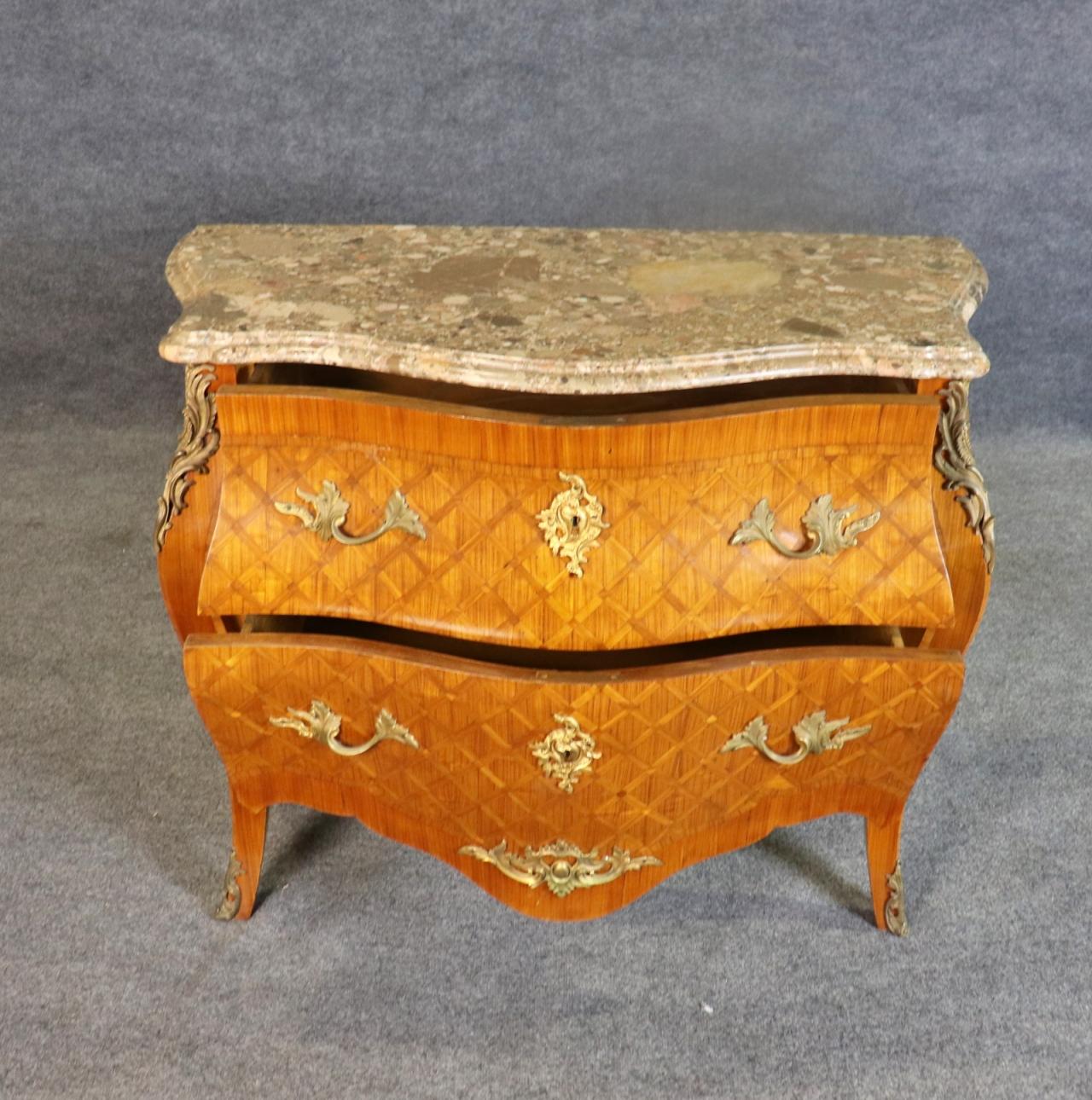 20ième siècle Commode signée Jansen à plateau de marbre monté sur bronze en vente