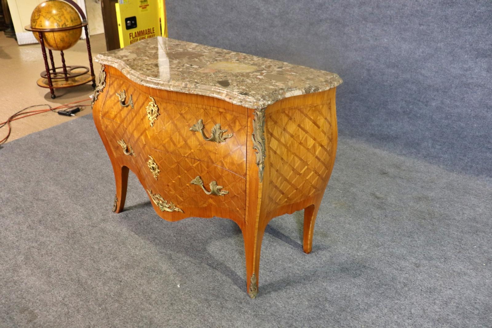 Louis XV Commode signée Jansen à plateau de marbre monté sur bronze en vente
