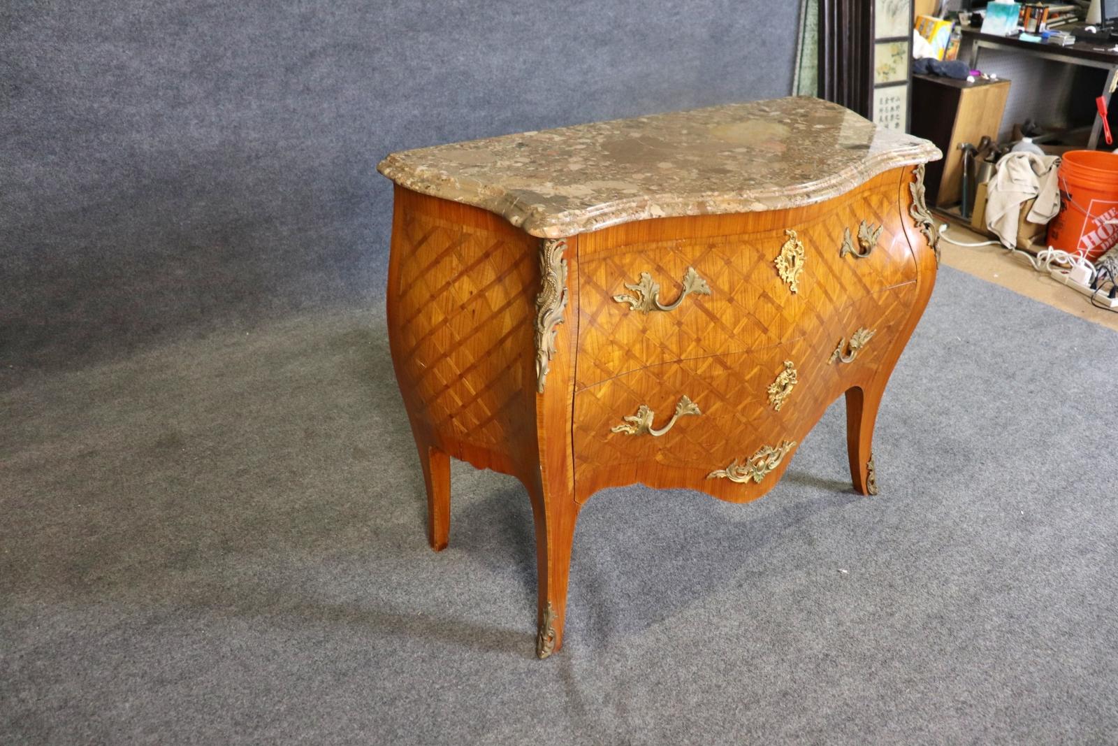 Français Commode signée Jansen à plateau de marbre monté sur bronze en vente