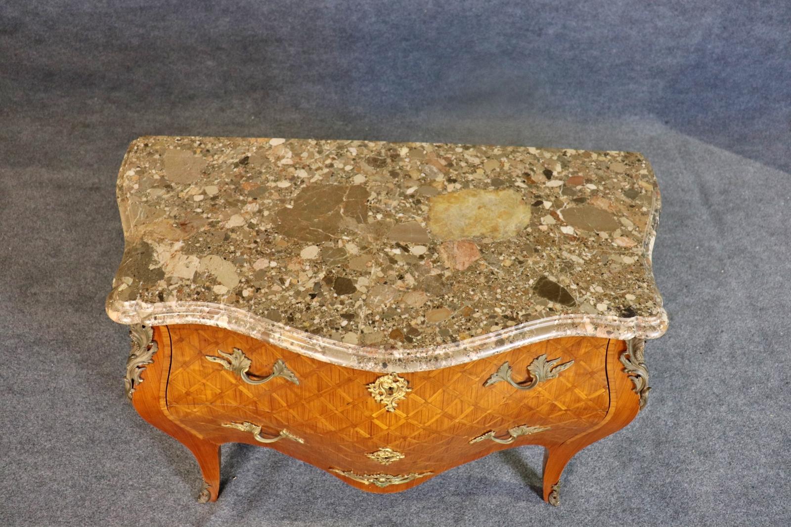 Commode signée Jansen à plateau de marbre monté sur bronze Bon état - En vente à Swedesboro, NJ