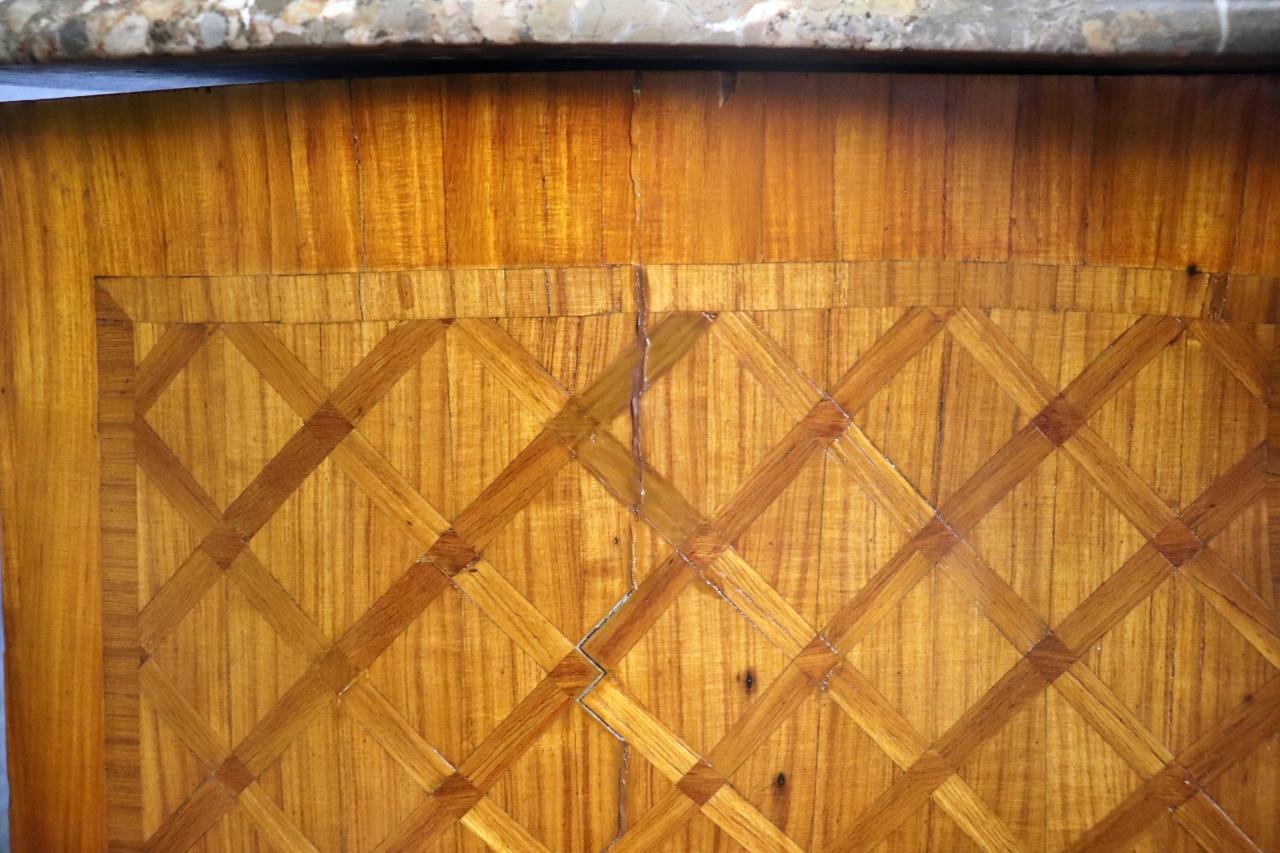 Commode signée Jansen à plateau de marbre monté sur bronze en vente 3