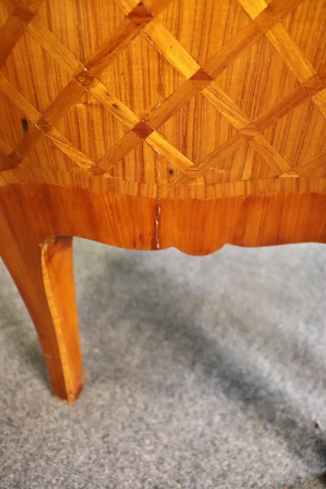 Commode signée Jansen à plateau de marbre monté sur bronze en vente 2