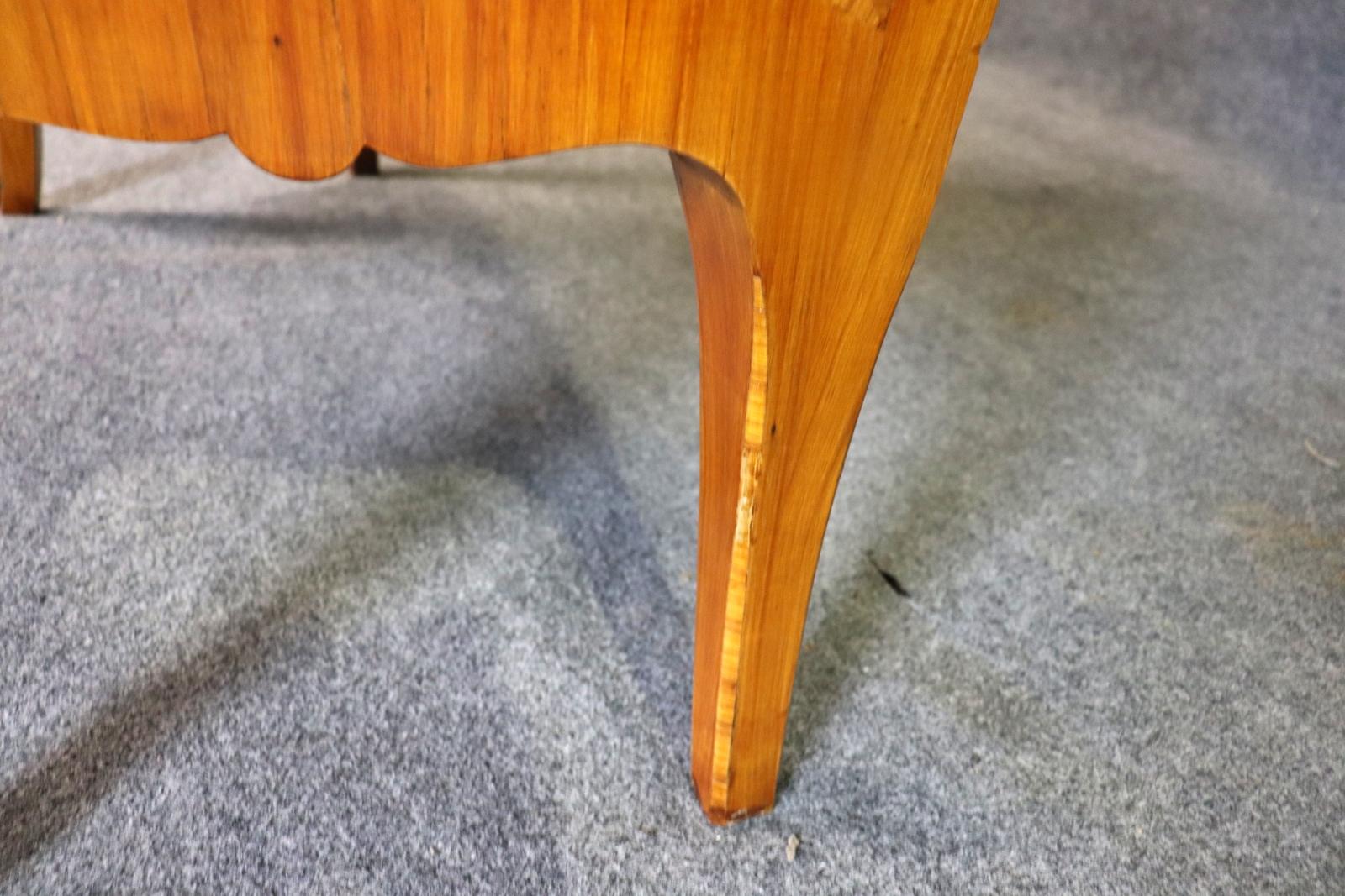 Commode signée Jansen à plateau de marbre monté sur bronze en vente 4