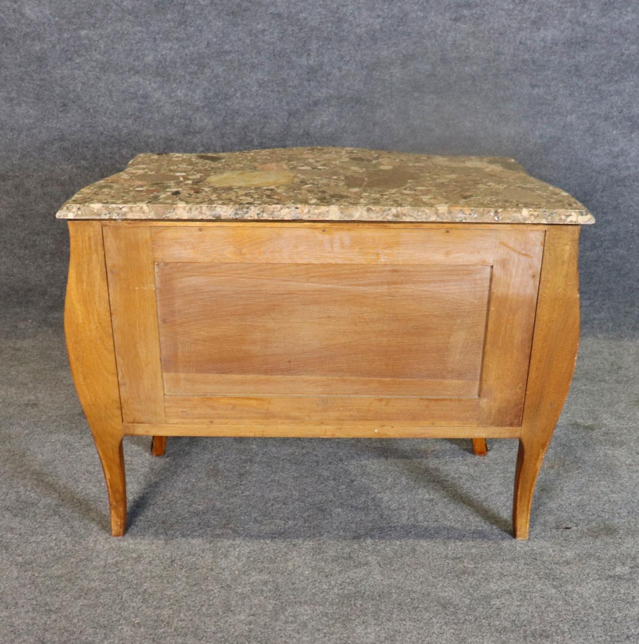 Commode signée Jansen à plateau de marbre monté sur bronze en vente 6