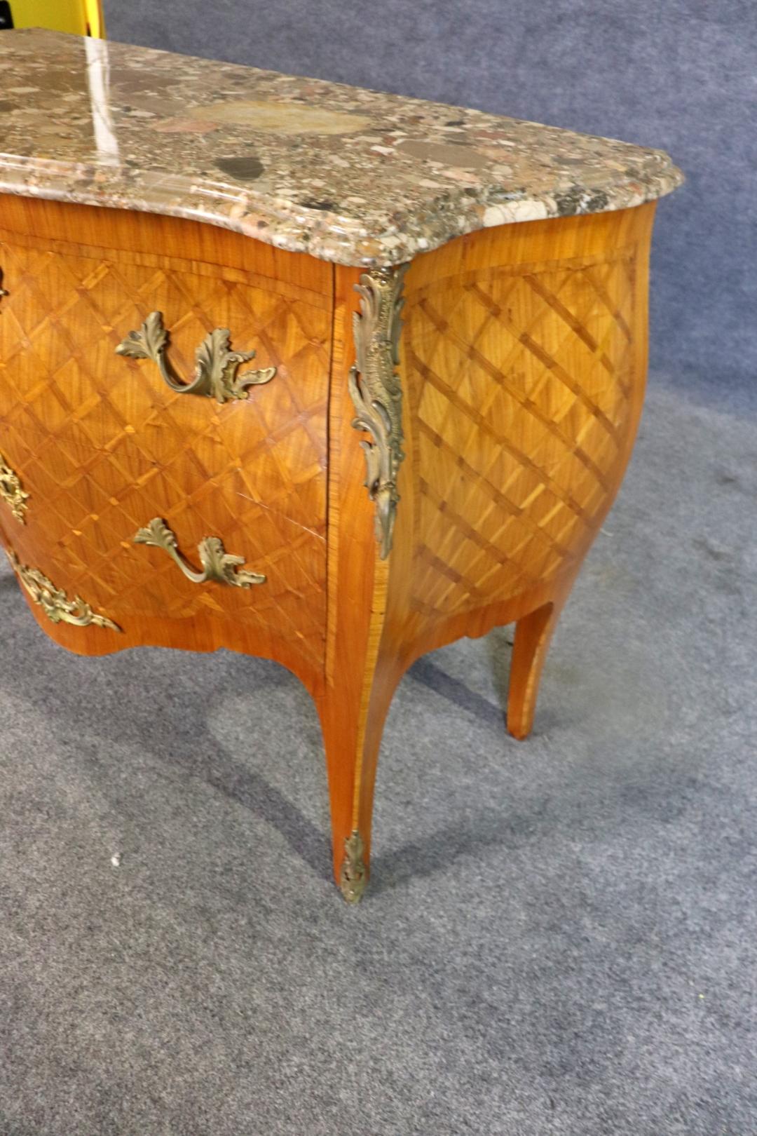 Commode signée Jansen à plateau de marbre monté sur bronze en vente 5