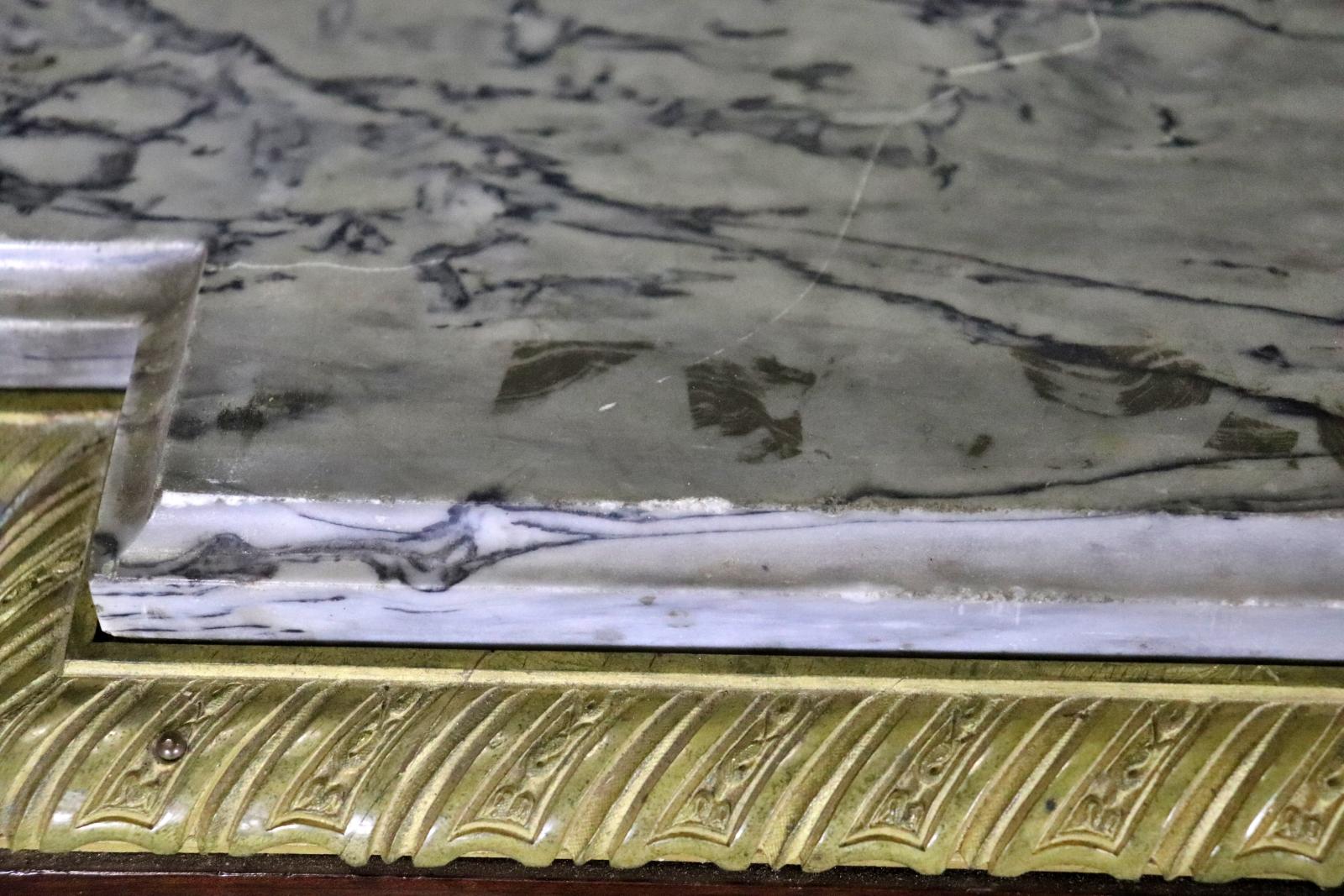 19TH C Louis XVI Stil Französisch Marmorplatte Server mit Wedgewood Plaque im Zustand „Gut“ im Angebot in Swedesboro, NJ