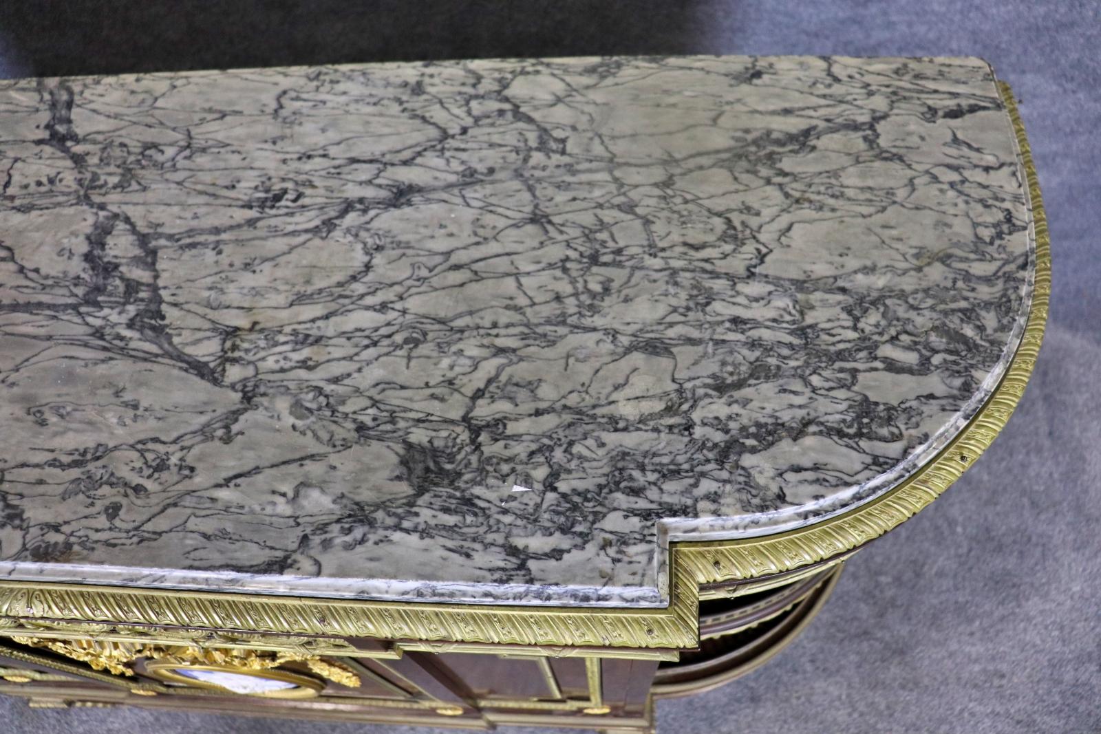 19TH C Louis XVI Stil Französisch Marmorplatte Server mit Wedgewood Plaque im Angebot 1