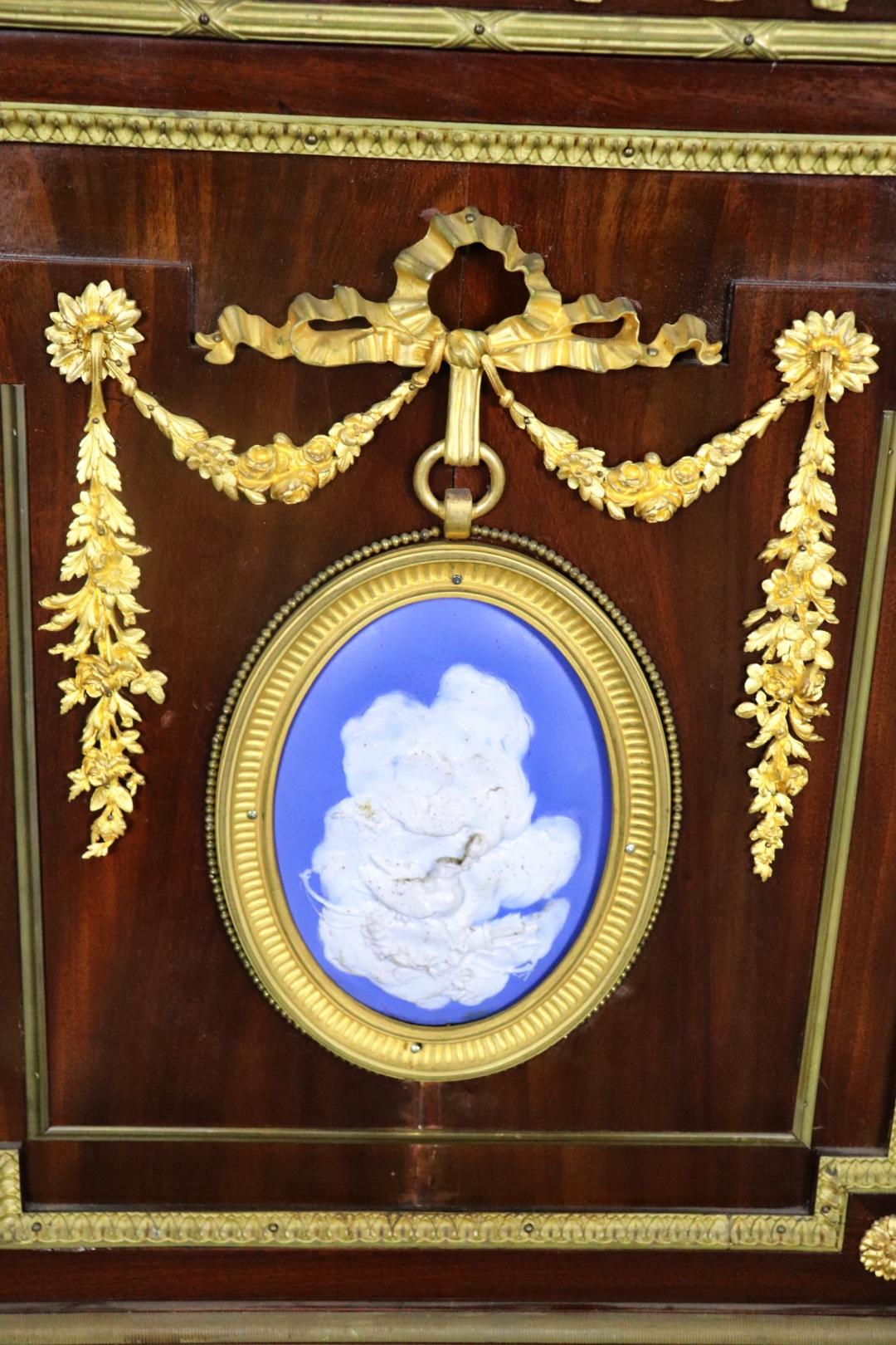 19TH C Louis XVI Stil Französisch Marmorplatte Server mit Wedgewood Plaque (19. Jahrhundert) im Angebot